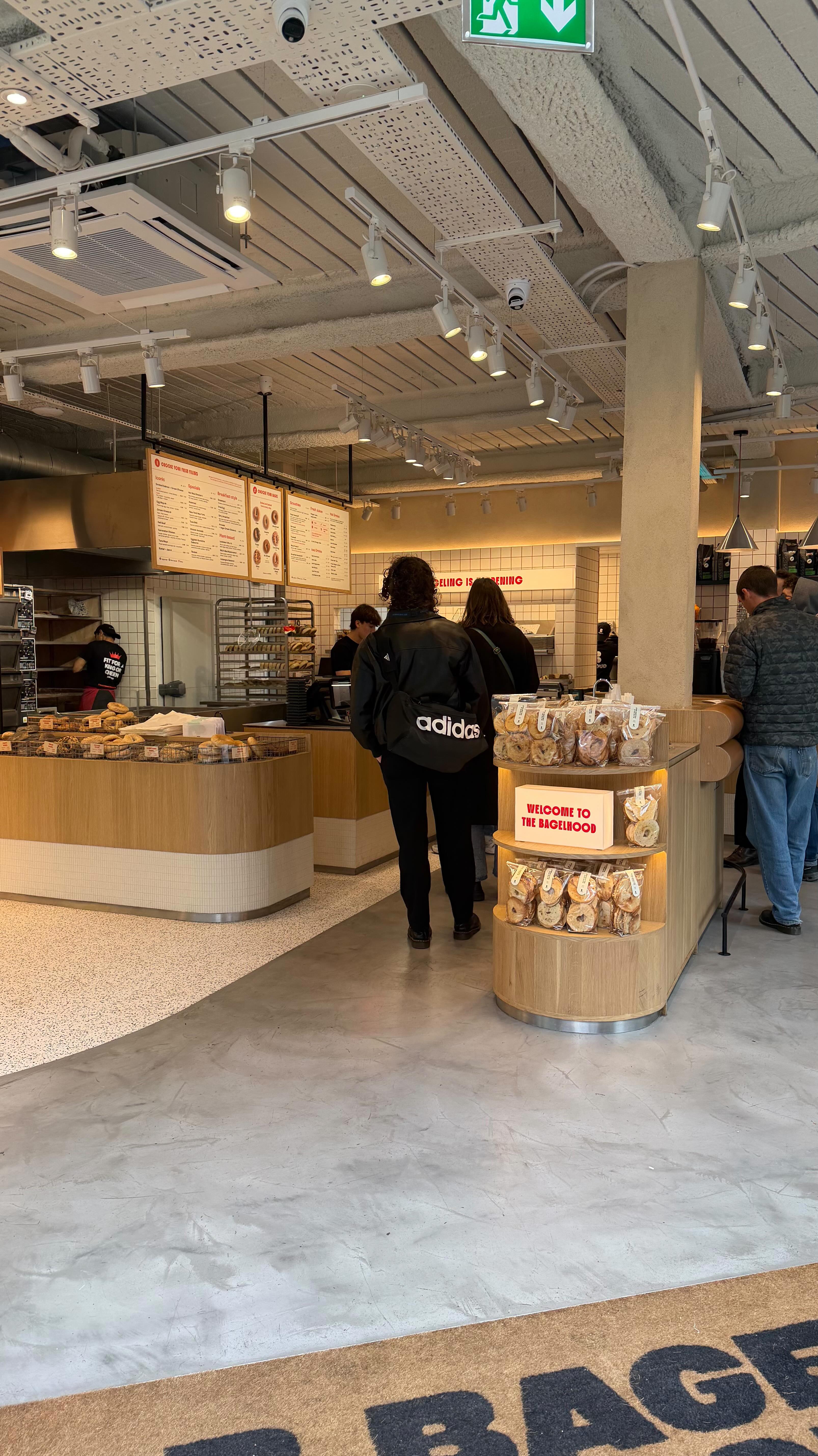 Wonder why our bagels are so chewy and fresh? It’s down to our in-store bakers who make our bagels fresh everyday🤝
#bagel #bagelshop #bagelshoplondon #londonbagel #bagels