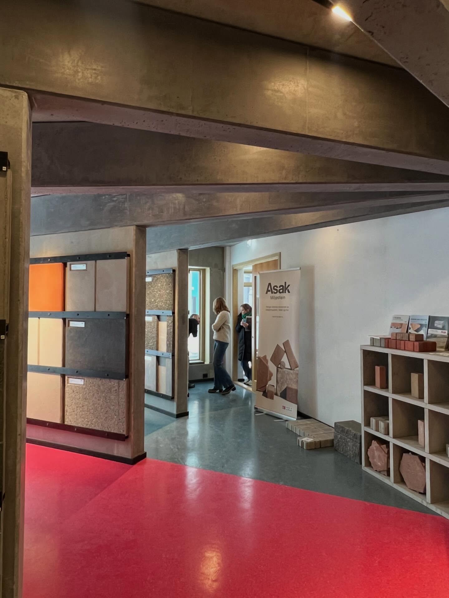 I går var vi innom åpen dag i Jaro sitt showroom, Støperiet, som vi har tegnet. Veldig artig å se bygningen i bruk og alle de spennende vareprøvene som ble vist fram!
I dette prosjektet ønsket vi å vise betongens fleksibilitet og hvordan konstruksjonen kan være en del av utsmykning i rommet.
Vi fikk også muligheten til å utforme interiøret og tegnet spesialtilpassede løsninger som gir showrommet et gjenomført utrykk!