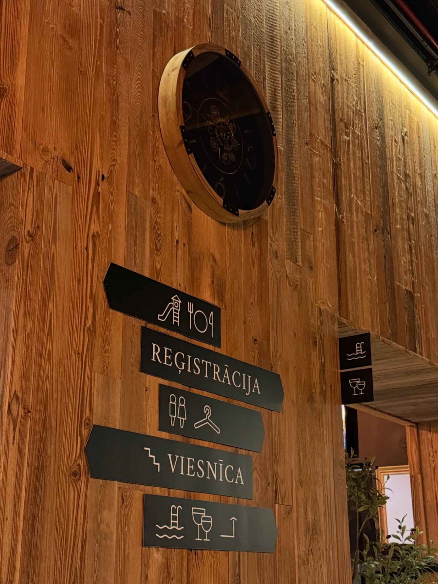 💯 Veidojam dizainus pēc klienta vēlmēm un izgatavojam visa veida norādes-
🕹️ Mitrumizturīgas
🕹️ Gaismu uzkrājošas
🕹️ Atstarojošās
Un daudz citas!
Esi pamanāms kopā ar mums!
#norades #reklamasdizains #reklama #druka #lielformatadruka