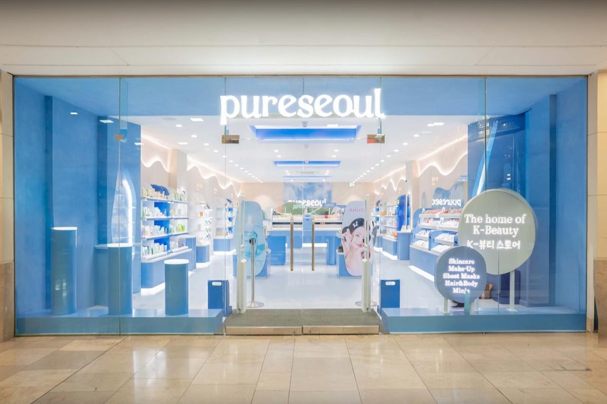 @pureseouluk | @stdavidscardiff. 📍
A storefront that stops you mid-stride.
Light that pulls you in.
Detail that keeps you looking.
From bold 3D illumination to seamless immersive interiors.
every surface electric.
every glow intentional.
every angle considered.
This is what happens when brands want more than signage, they want presence.
This is why brands choose Semaphore.
We don’t just make signs.
We create impact. ⚡
#SemaphoreDisplay #RetailDesign #BrandExperience #IlluminatedSignage