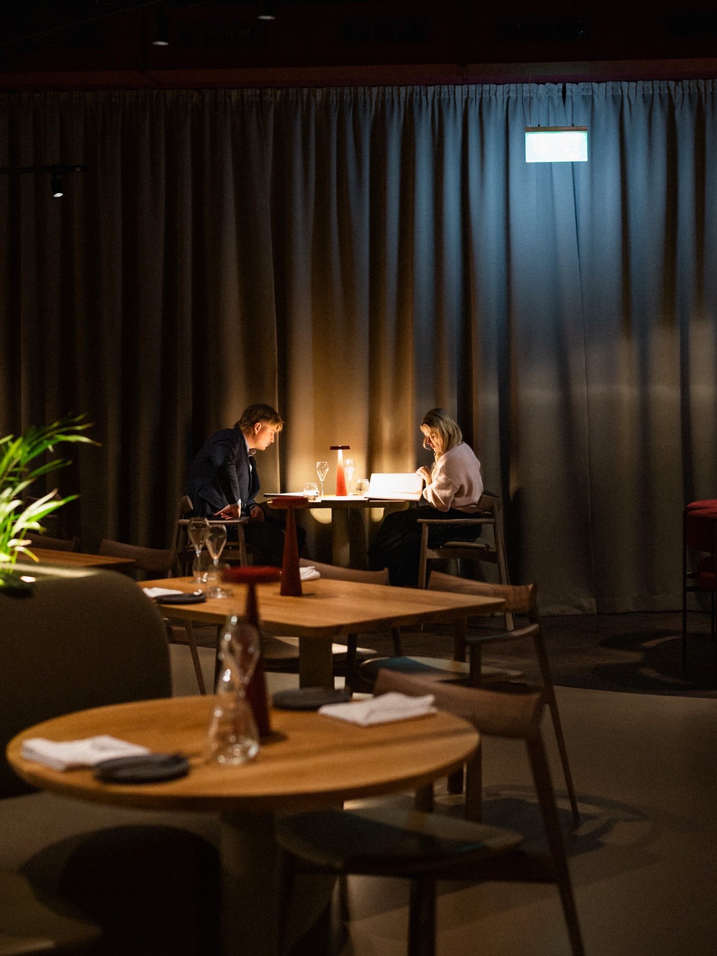 Vypněte telefon, nechte svět venku a užijte si jeden druhého. O zbytek se postaráme my. 🥂✨ Posledních pár volných stolů na víkend rezervujte přes odkaz ve stories nebo v biu!