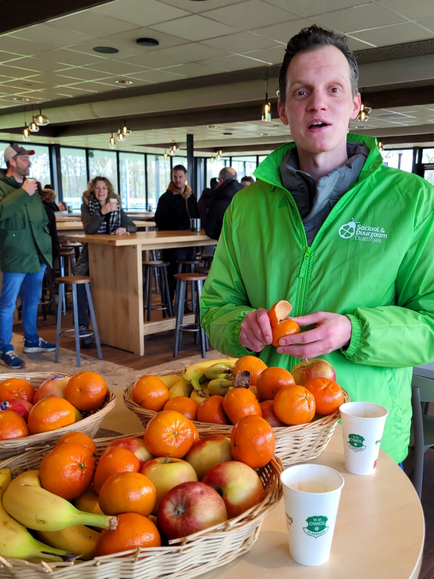 Vanochtend op bezoek bij @owios25 in Oldebroek ⚽ Rondleiding door het gloednieuwe clubgebouw, overal achter de schermen gekeken. Alles goed voor elkaar bij deze club. En in de kantine? Naast de snacks ook gratis fruit voor de leden 🍎 Lekker, vindt ook @frankvantende! Mooi om te zien hoe 700 leden en een sterke groep vrijwilligers deze vereniging draaiende houden 💪