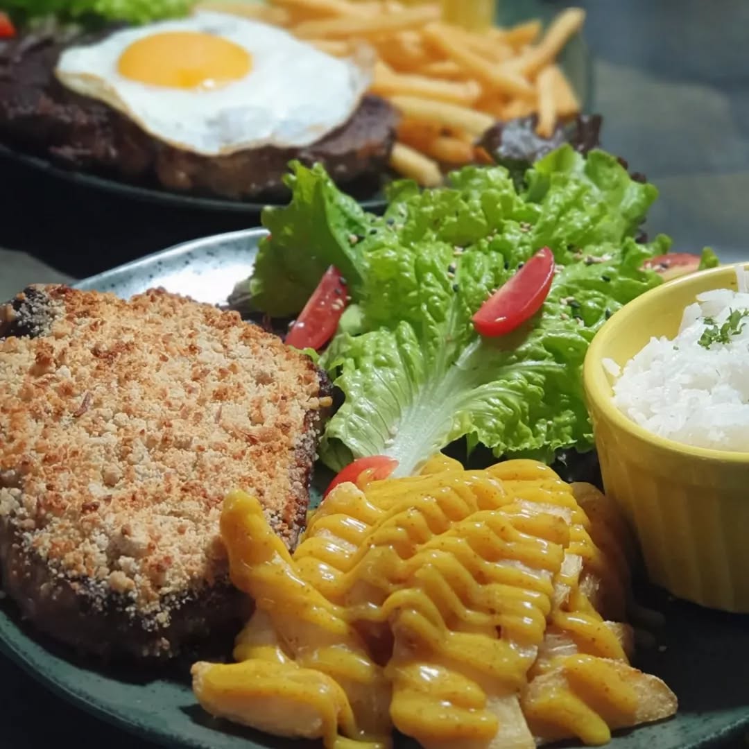 O prato mais pedido do restaurante Sr. Angelico é o Bife Ancho na crosta de alho.
Começamos pela qualidade da carne.
Um corte especial que está no gosto dos amantes de um corte super macio.
Nosso Ancho é de origem Uruguaia com um marmoreio incrível da raça Black Angus.
Mas o acompanhamemto é também super importante para compor o prato.
Nesse prato, servimos batata rústica coberta com mostarda e mel, uma saladinha fresca de folhas e tomatinhos e um arroz bem feitinho com sabor caseiro.