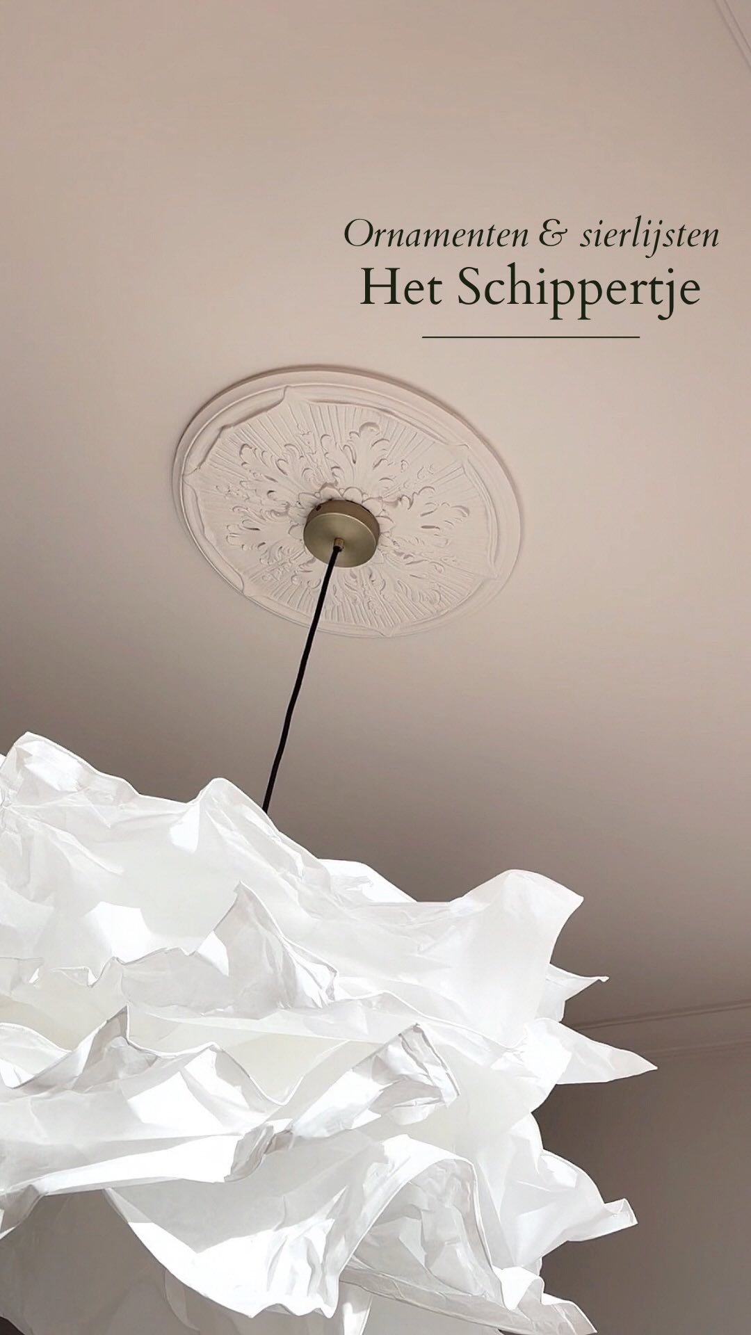 Sierlijsten en ornamenten van @hetschippertje , hier keek ik geloof ik het meest naar uit. Ze brengen karakter en geven het huis meteen een ziel.
Sommige hoekjes zijn al bijna af, andere wachten nog op nieuwe meubels en finishing touches. En de lampen? Een lichtelijk onderschat project. Zoveel keuze, maar nog steeds niet the one. Dus kom maar door met die obscure parels en geheime adresjes. 🌹
Ondertussen genieten we van het plafond vol pure elegantie.