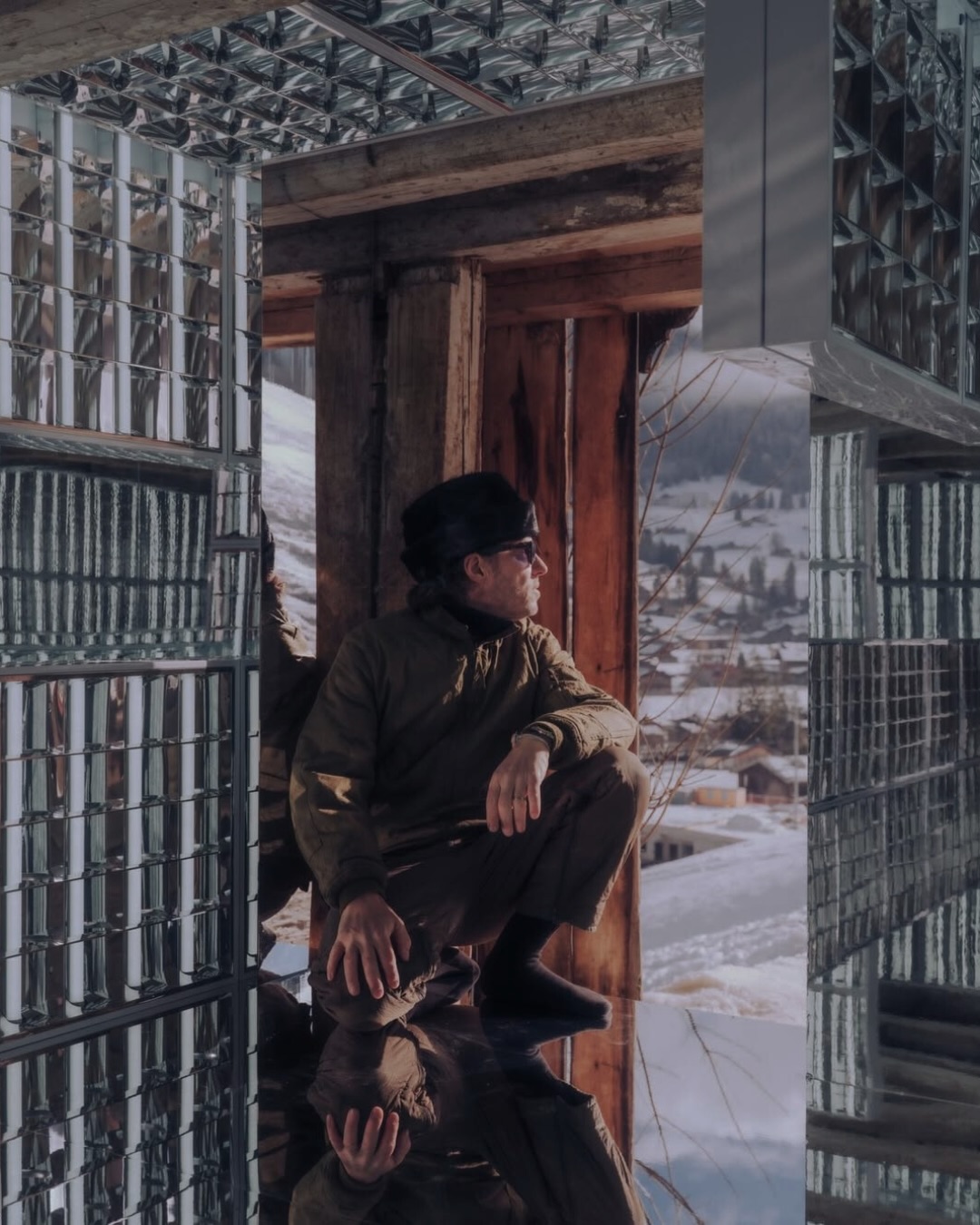 Dans le contexte alpin, l’architecture exige toujours retenue et précision. C’est pourquoi le format de MAZE Art Gstaad, à Gstaad, est perçu non comme une foire éphémère, mais comme une structure spatiale soigneusement pensée.
Le salon, installé sous le pavillon du festival au centre du village, est conçu avec une échelle intime et une grande justesse. Cette dimension permet de se concentrer sur l’essentiel — le dialogue entre l’art moderne et contemporain, les chefs-d’œuvre historiques, le design de collection et la haute joaillerie. L’espace ne rivalise pas avec les œuvres ; il leur offre un cadre architectural clair et maîtrisé.
Dans le cadre de #GstaadArtWeek, l’installation du designer Alexandre Betak suscite un intérêt particulier. L’intervention prend place dans une grange traditionnelle située sur un versant enneigé du Oberland bernois. À l’extérieur, une typologie rurale reconnaissable. À l’intérieur, une composition complexe de bois et de miroirs, où la lumière réfléchie de la neige devient un véritable matériau de construction.
Le projet s’appuie sur la typologie japonaise du chashitsu — un espace autonome dédié à la cérémonie du thé, où proportion, lumière et pause façonnent l’architecture. Ici, la grange devient médiatrice entre la culture rurale suisse et la philosophie japonaise de la contemplation.
D’un point de vue architectural, il ne s’agit pas d’une stylisation, mais d’un travail sur les principes : l’échelle humaine, les matériaux naturels, le silence comme élément de composition.
MAZE Art Gstaad confirme une fois de plus qu’en milieu montagnard, ce n’est pas l’effet qui prime, mais la précision. L’architecture et l’art y existent non pour être démonstratifs, mais pour inviter à la concentration.
Image : @alexdebetak