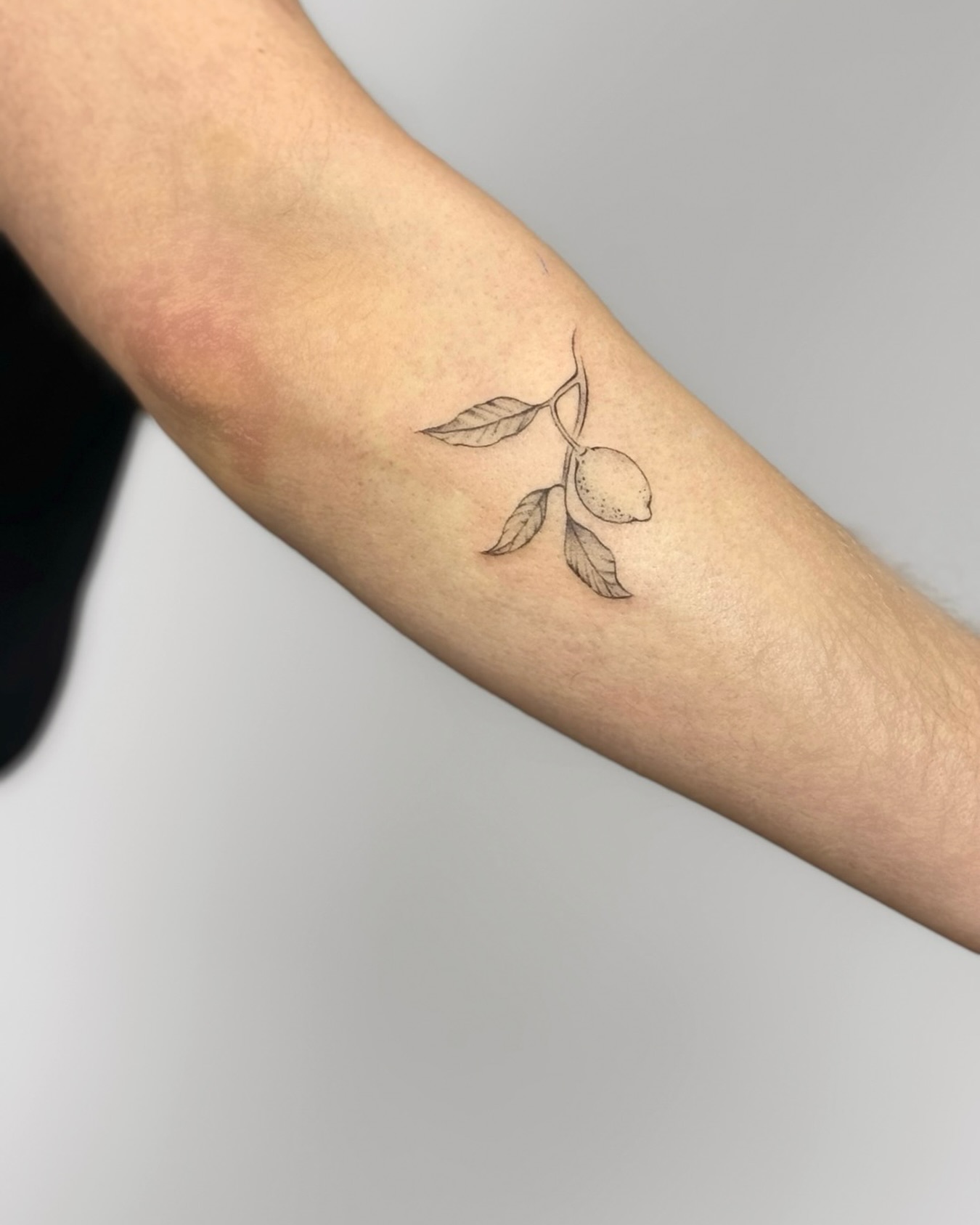 Feine botanische Motive für alle, die es schlicht lieben.
Gestochen von @ink.by.leonie