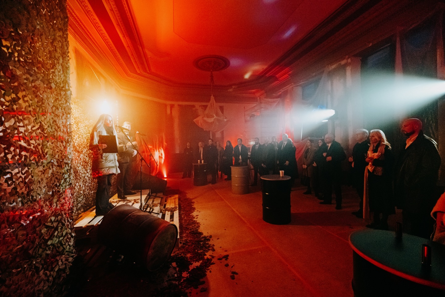 Stundu pirms koncerta tika sasaukta ‘’Ārkārtas sapulce’’, uz kuru tikai uzaicināti lielākie Latvijas uzņēmēji, lai vienotos kopīgā atbalstā Ukrainas valsts aizstāvjiem.
Ukrainā šogad ir aukstākā ziema tās vēsturē, jo orku uzbrukumu intensitāte tikai pieaug. To rezultātā, regulāri tiek pārrautas elektrības un siltuma padeves.
Kamēr mēs droši dodamies savās ikdienas gaitās, Ukrainas iedzīvotāji slēpjas patvertnēs. Tāpēc sapulces telpa iekārtota tieši šādi. Kā patvertne.
Īsā laikā Latvijas uzņēmēji vienojās par papildu 497 000 eiro Ukrainas aizstāvju evakuācijai un dzīvību glābšanai kritiski svarīgam aprīkojumam frontē.
Слава Україні! 🇺🇦