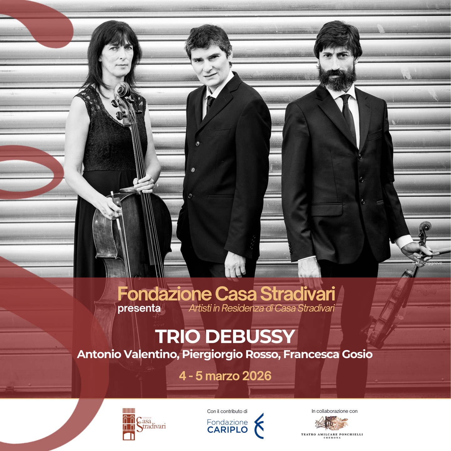 Il Trio Debussy (@triodebussy) prosegue l’edizione 2026 del progetto “Artisti in Residenza di Casa Stradivari” con due giorni dedicati a liuteria e musica, in collaborazione con Fondazione Teatro A. Ponchielli (@teatroponchiellicremona).
🎻 4 marzo – Masterclass di musica da camera e tavola rotonda al Ridotto del Teatro A. Ponchielli
🎼 5 marzo – Concerto al Teatro A. Ponchielli di Cremona
Il progetto “Artisti in Residenza di Casa Stradivari” è sostenuto da Fondazione Cariplo (@fondazione_cariplo).
⸻
Trio Debussy (@triodebussy) continues the 2026 edition of “Casa Stradivari Artists in Residence” project with two days dedicated to lutherie and music, in collaboration with Fondazione Teatro A. Ponchielli (@teatroponchiellicremona).
🎻 4 March – Chamber music masterclass and roundtable discussion at the Ridotto of Teatro A. Ponchielli
🎼 5 March – Concert at Teatro A. Ponchielli, Cremona
The “Casa Stradivari Artists in Residence” project is supported by Fondazione Cariplo (@fondazione_cariplo).
#CasaStradivari #conFondazioneCariplo #TrioDebussy #Cremona #MusicaDaCamera