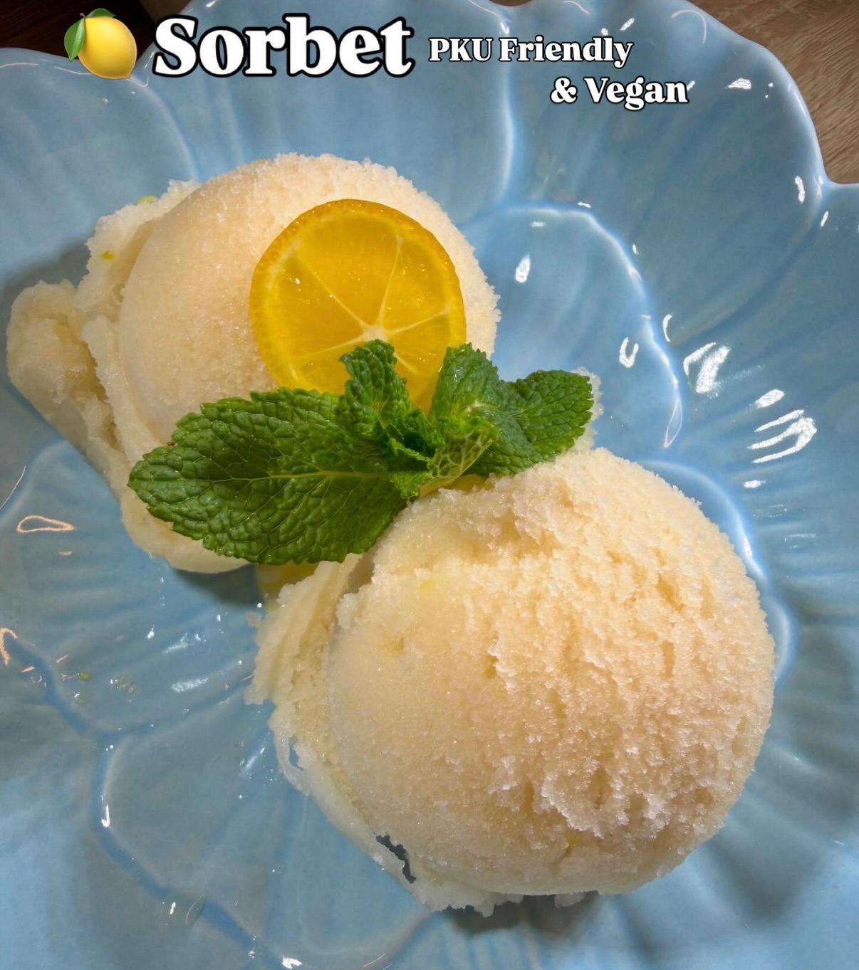 🍋 PKU friendly Citrónový Sorbet → 4 jednoduché ingrediencie
Ja to tu mám tak rada. Naozaj. 💛
Túto komunitu. Zdieľanie. Malé kuchynské víťazstvá, ktoré si tu spolu odovzdávame.
Posledné dni som tu menej.
Nie preto, že by som nechcela.
Ale preto, že teraz idem naplno na kuchárke.
Sme v úplne finálnej fáze – kontrola každého textu, dolaďovanie detailov, nahadzovanie tabuliek, posledné úpravy… Je toho veľa.
A chcem tomu teraz dať maximum.
Tento citrónový sorbet sme robili asi pred dvoma týždňami, keď som ešte fotila recepty do knihy. Má len 4 ingrediencie a obsahuje 0 mg Phe 💛
A doma ho úplne milujeme.
Sem-tam sa tu chcem zastaviť a dnes som si povedala, že pridám náš obľúbený sorbet 😍🍋
Ale teraz ma najviac nájdete medzi textami, tabuľkami a poslednými detailmi jednej veľkej kapitoly.
Držte mi palce, nech tú kuchárku už čoskoro držíme v rukách 🙏🫶
🇬🇧
🍋 PKU friendly Lemon Sorbet → 4 simple ingredients
I truly love it here. This space. This community. 💛
I’ve been a little quieter lately.
And its because I’m currently giving my full energy to the cookbook.
We’re in the final phase now for my Slovak version, reviewing every text, refining details, adding tables, final adjustments… It’s a lot.
And I want to give it my absolute best.
We made this lemon sorbet about two weeks ago while I was photographing recipes for the book. It has only 4 ingredients and it contains 0 mg Phe 💛
And we absolutely love it.
I’ll pop in here from time to time - because I love sharing our small kitchen wins with you. 😍🍋
But right now, most of my world is happening between texts, tables and final details of something very special.
Keep your fingers crossed so we can finally hold this cookbook in our hands very soon 🙏🫶
#lemon #sorbet #vegan #pku #icecream