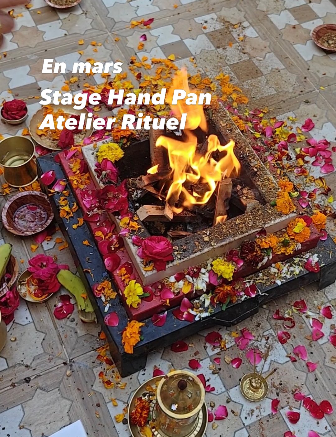 MARS ✨De l’Inde à vous, l’énergie continue...
Nous revenons tout juste de notre pèlerinage en Inde, le cœur rempli de gratitude et l’esprit infusé de la magie de cette terre sacrée. Cette énergie, nous sommes impatients de la partager avec vous !
Dès le mois de mars, le studio reprend son rythme et vous accueille 7j/7 avec un planning complet pour nourrir votre pratique. Et pour célébrer ce retour, nous avons concocté des moments forts, inspirés par notre voyage.
LES GRANDS RENDEZ-VOUS DE MARS :
🌟Samedi 14 Mars | STAGE DE HANDPAN
Retrouvez la vibration envoûtante du handpan. Un atelier de 2h pour approfondir votre technique ou découvrir cet instrument qui apaise l’âme.
🌟Samedi 28 Mars | ATELIER INÉDIT « VOYAGE EN INDE : RITUEL »
Nous vous ouvrons notre carnet de voyage pour une immersion unique. Découvrez la puissance des rituels indiens, des mantras et des senteurs que nous avons ramenés avec nous.
🌊 ET POUR CONTINUER LE VOYAGE...
Le printemps appelle à l’évasion ! Il reste encore quelques places pour notre retraite « Yoga & Océan Intérieur » en Baie de Somme, du 29 au 31 mai. Une pause pour vous reconnecter aux cinq éléments, au rythme des marées.
Prêt(e) à vibrer avec nous ?
Le planning complet et les réservations sont sur notre site www.soundyoga.fr
#soundyogacompiegne #StageHandpan #Rituel