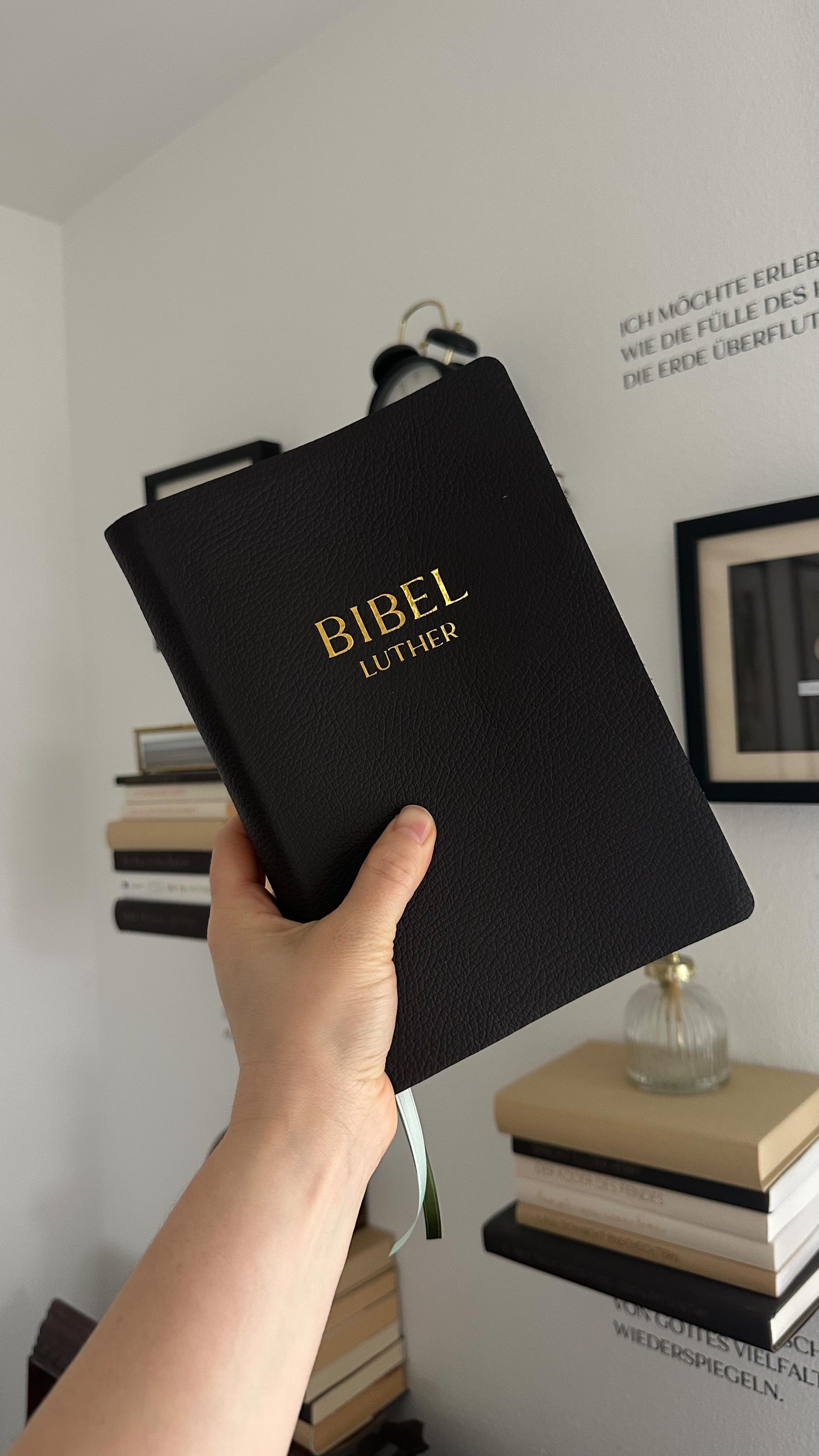 Die Bibel von Viktor mit ihren neuen Umschlag, danke fürs Vertrauen.
#biblerebind #bible #diy #handmadebooks #liveauthentic