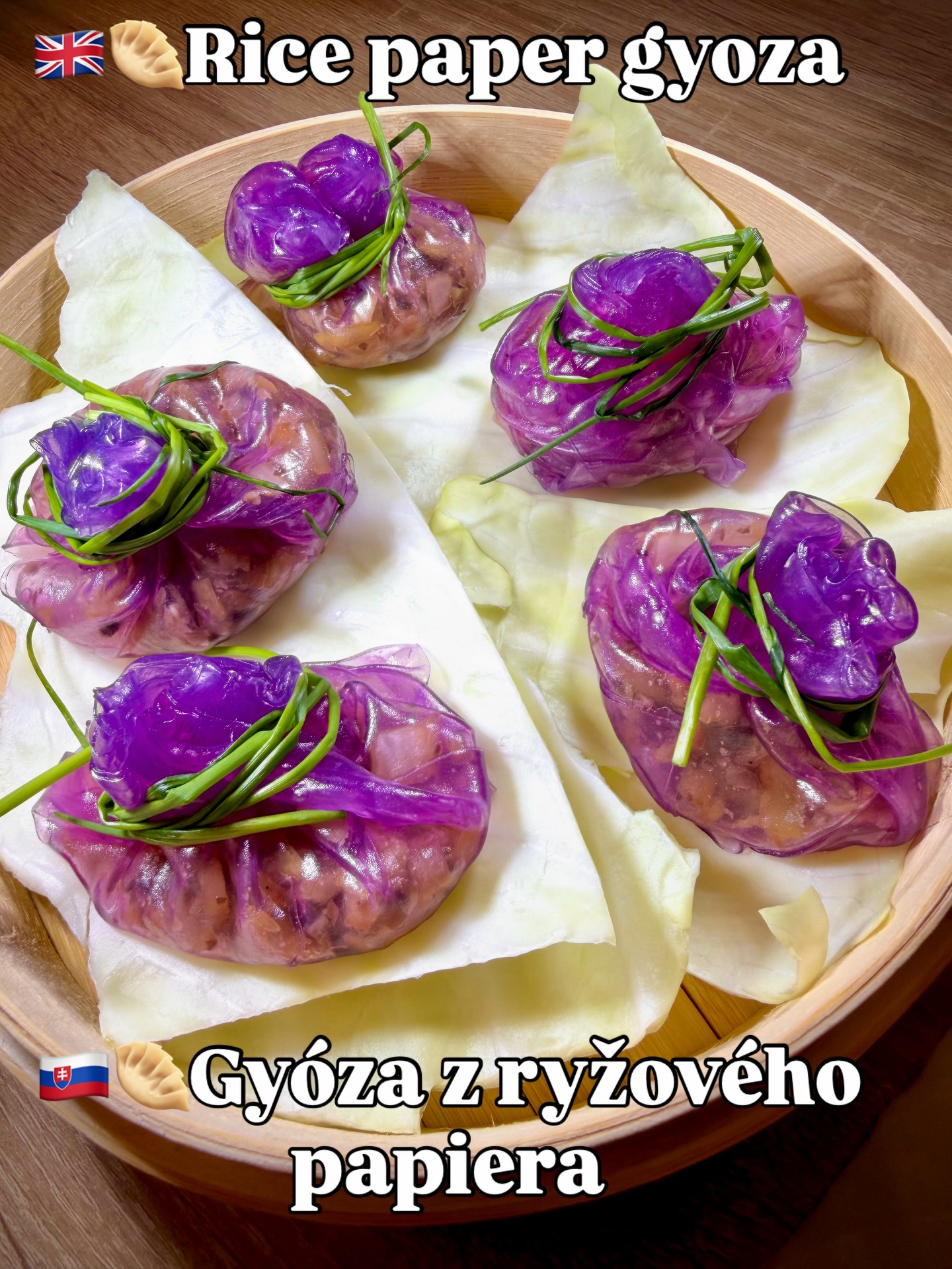 🇸🇰💜🥟Fialová gyoza z ryžového papiera 💜
Túto gyozu som pripravila z ryžového papiera, ktorý som namáčala vo vode z červenej kapusty. Preto tá krásna fialová farba 💜
Plnka je jednoduchá a rýchla:
🍄 50 g šampiňónov
🥬 100 g bielej kapusty
• soľ, štipka cukru, sezamový olej a trocha sójovej omáčky
Podusiť približne 7 minút a hotovo.
Z tejto dávky mi vyšlo 7 gyoz. Použila som dva pláty ryžového papiera, aby držali tvar.
Naparovala som ich v bambusovom naparovacom košíku a výsledok? Ľahká, rýchla večera, ktorá obsahuje veľmi nízke množstvo fenylalanínu. Každý si samozrejme upraví porciu podľa svojej tolerancie.
Milujem, keď sa aj jednoduché suroviny dajú premeniť na niečo krásne a chutné.
A v galérii nájdete aj postup, ako som ich pripravovala 💖
🇬🇧💜🥟 Purple Rice Paper Gyoza 💜
These gyoza were made using rice paper soaked in red cabbage water, which gave them that beautiful purple shade 💜
The filling is simple and quick:
🍄 50 g mushrooms
🥬 100 g white cabbage
• salt, a pinch of sugar, sesame oil and a splash of soy sauce
Sauté for about 7 minutes and your filling is ready.
This batch made 7 gyoza. I used two sheets of rice paper to help them hold their shape.
I steamed them in a bamboo steamer for a light and quick dinner.
They contain very low phenylalanine — everyone can adjust the portion according to their personal tolerance.
I love how simple ingredients can turn into something colorful, creative and satisfying.
Swipe to see the step-by-step process 💖
#colorful #pku #gyoza #ricepaper #dinner