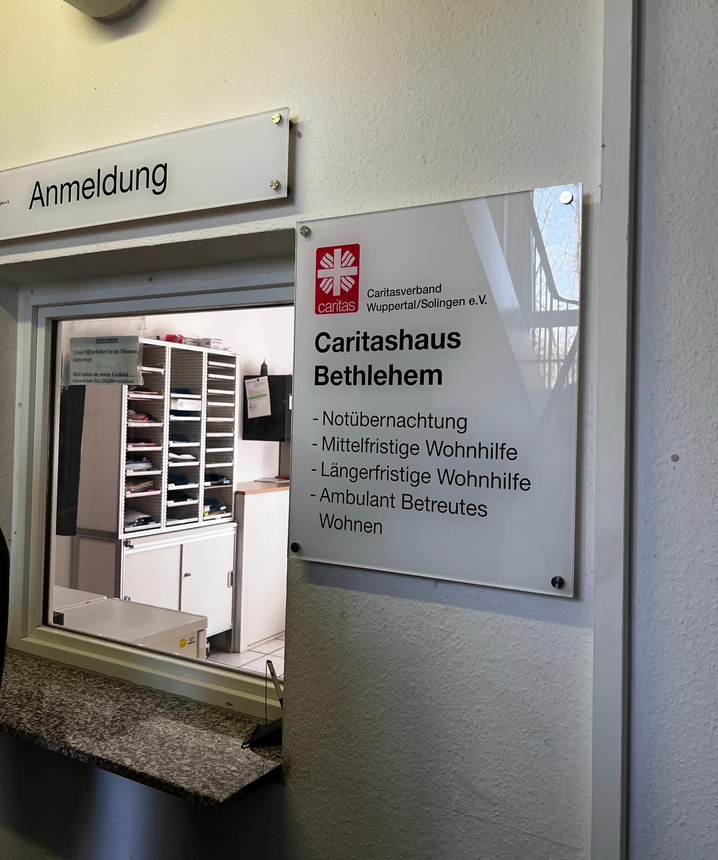 Zu Besuch im Caritashaus Bethlehem 🤝
Gestern waren Sabine und Eileen für unsere Fraktion beim Caritasverband Solingen. Im Austausch mit Herrn Oliver Scharbert (Gefährdetenhilfe) und Frau Kirchner (Suchterkrankung) haben wir einen eindrucksvollen Einblick in die Arbeit vor Ort bekommen.
Dort geht es um weit mehr als akute Hilfe:
Sozialberatung, Wohnungsnotfallhilfe, Unterstützung bei Behörden, Jobsuche, finanzieller Stabilisierung und psychosozialer Begleitung.
Deutlich wurde: Die Wohnungslosigkeit nimmt zu, auch in ihrer Komplexität. Ältere Menschen, Paare oder Menschen mit Hund stehen oft vor besonderen Hürden. Viele Projekte kämpfen zudem mit unsicherer Finanzierung.
Was bleibt, ist großer Respekt vor den haupt- und ehrenamtlichen Mitarbeitenden. Ihre Arbeit verdient politische Rückendeckung und verlässliche Rahmenbedingungen.
Für uns ist klar: Kein Mensch soll auf der Straße leben müssen.
Wir bleiben dran, für soziale Sicherheit, Respekt und Zusammenhalt in Solingen. 🤝🧡
#sgzukunft #solingen #zukunftgestalten #gemeinsamvorwärts