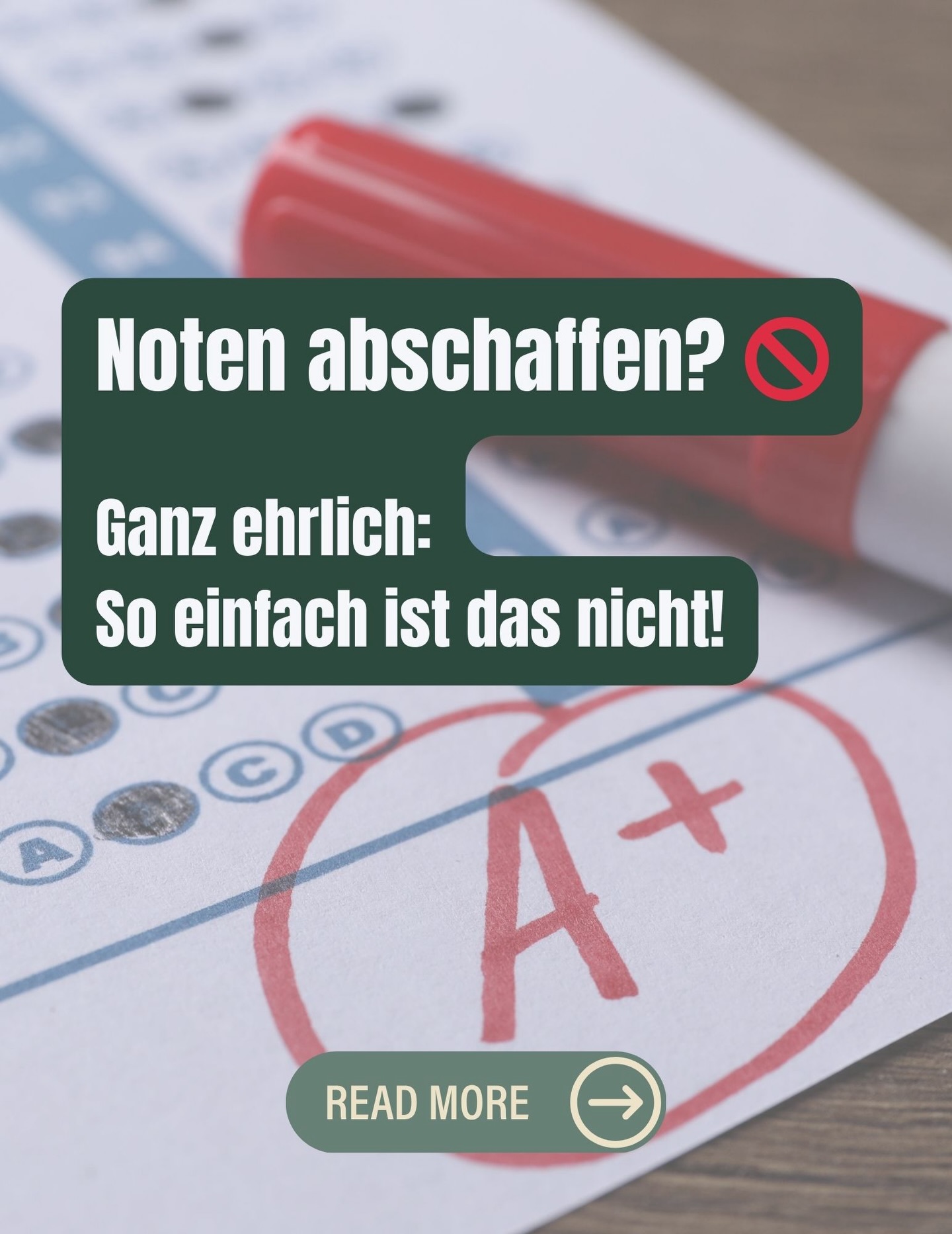 In der Bildungsdebatte wird oft gefordert, Noten komplett zu streichen. Als Schulpflegerin höre ich das oft – und ja, die Argumente der Reformer sind spannend. Aber: Ein radikales „Aus“ für Noten ist für mich kein Allheilmittel. Warum? Weil wir damit oft nur neue Probleme schaffen.
Hier sind meine 3 Hauptbedenken:
1️⃣ Bürokratie-Monster statt Entlastung: Wer Noten streicht, braucht Textzeugnisse. Das bedeutet für Lehrpersonen oft einen massiven Mehraufwand an Schreibarbeit – Zeit, die eigentlich bei den Kindern im Klassenzimmer fehlt.
2️⃣ Vorbereitung auf die Realität: Schule soll ein geschützter Raum sein, aber sie bereitet auch auf das Leben vor. Und im Leben ist man eben nicht immer „gut“. Zu lernen, mit einer schlechteren Bewertung umzugehen und sich wieder zu verbessern, fördert Resilienz. Keine Noten bedeuten oft eine „Gleichmacherei“, die niemandem hilft.
3️⃣ Vergleichbarkeit & Übergänge: Wie sollen Lehrbetriebe oder weiterführende Schulen ohne klare Kriterien entscheiden? Ohne Noten verschiebt sich der Stress oft nur in diffuse Aufnahmeverfahren, die für Eltern und Kinder noch undurchsichtiger sind.
Mein Fazit: Wir brauchen eine Reform, keinen Kahlschlag! Weniger Fokus auf die reine Ziffer, mehr Fokus auf echtes Feedback – aber wir brauchen die Note weiterhin als Orientierungshilfe.
Was meint ihr? Ist die Note noch zeitgemäss oder brauchen wir ein komplett neues System? Schreibt es mir in die Kommentare! 👇
#Schulpflege #Bildungspolitik #Notendebatte #SchuleHeute #Leistungsdruck