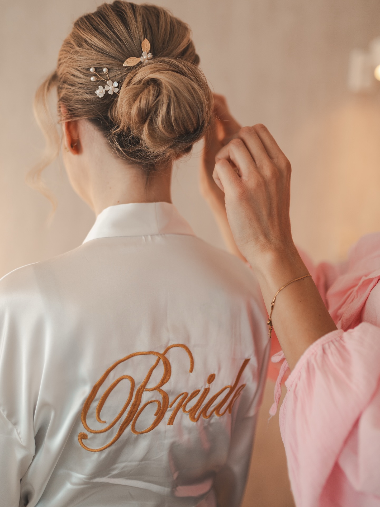 Getting Ready ist mehr als Make-up und Haarspray.
Es ist dieses leise Kribbeln.
Freundinnen, die noch einmal alles richten.
Ein letzter Blick in den Spiegel.
Ein Lachen mit zitternden Händen.
Und plötzlich wird aus „heute heirate ich“
„jetzt passiert es wirklich“.
Genau diese Momente sind es, die bleiben.
Nicht perfekt inszeniert. Sondern echt.
#gettingready #hochzeitsfotografie #braut2025 #weddingmoments #hochzeitsreportage