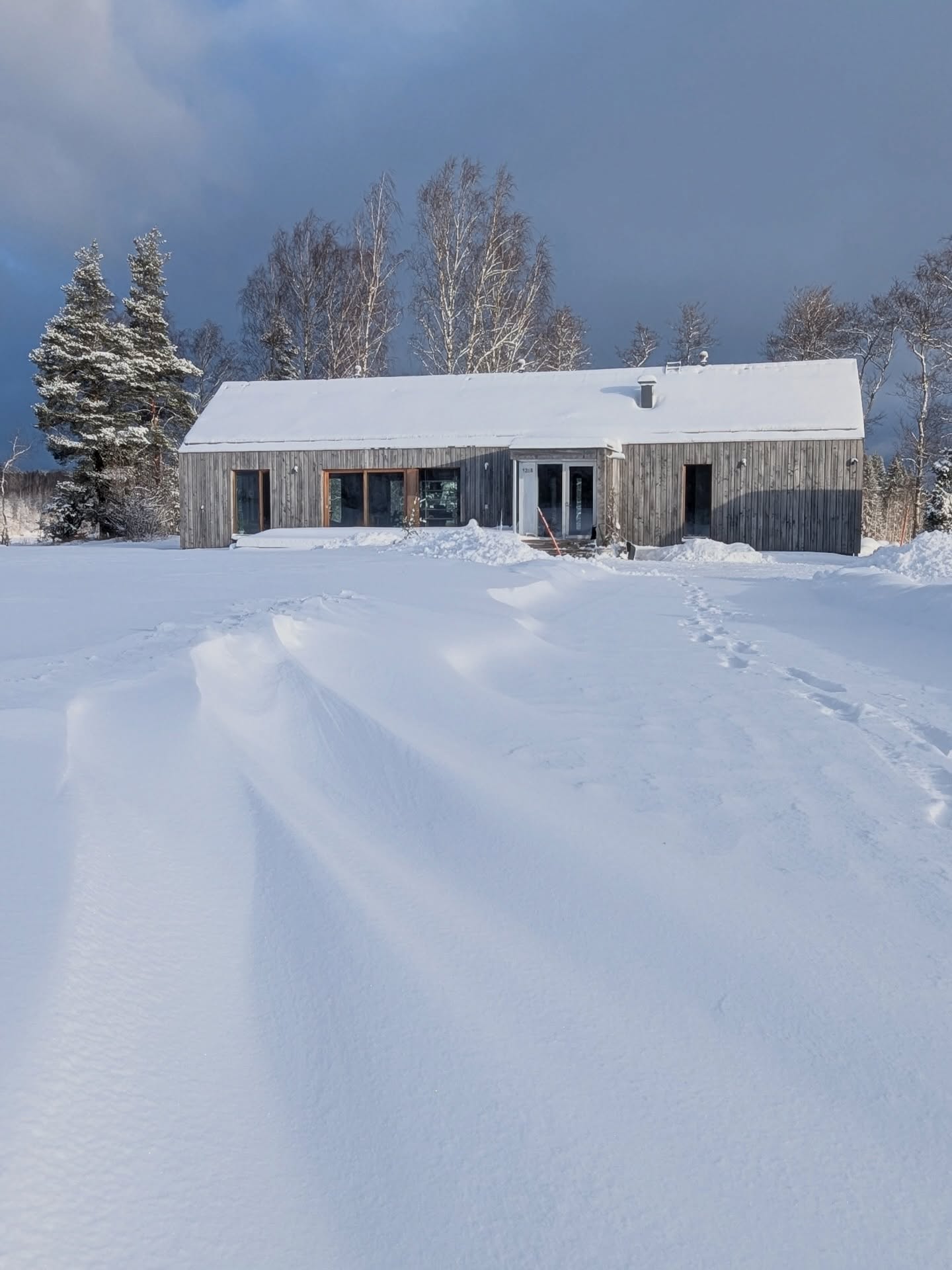 With winter in full swing, the snowy landscape continues to redefine its surroundings. At Åkerudden, the building stands in quiet contrast to the wintery terrain where wind-shaped drifts accentuate its relationship with the snowy environment.
#scandinavian #architecture #design #scandinaviandesign #nordicdesign