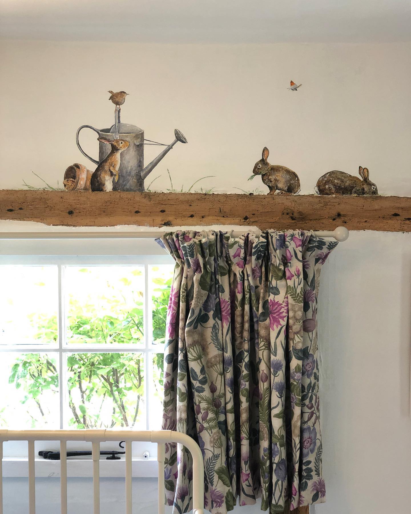 Little section of my latest work completed. (A few people have asked to see the finished product after yesterday’s ‘in progress’ post). Today it’s been easy to feel inspired by the beautifully sunny garden outside the window
.
.
#wallmurals #wallart #wallartist #artistskit #bespokewalls #illustrationsonwalls #homedecor #interestinginteriors #handpaintedwalls #handpaintedwallpaper #animalwallpaper #wallstickers #nurserydecor #interiordesign #childrensbedrooms #countrysports #sportingart #englishartist #countryart #countryhouseinteriors