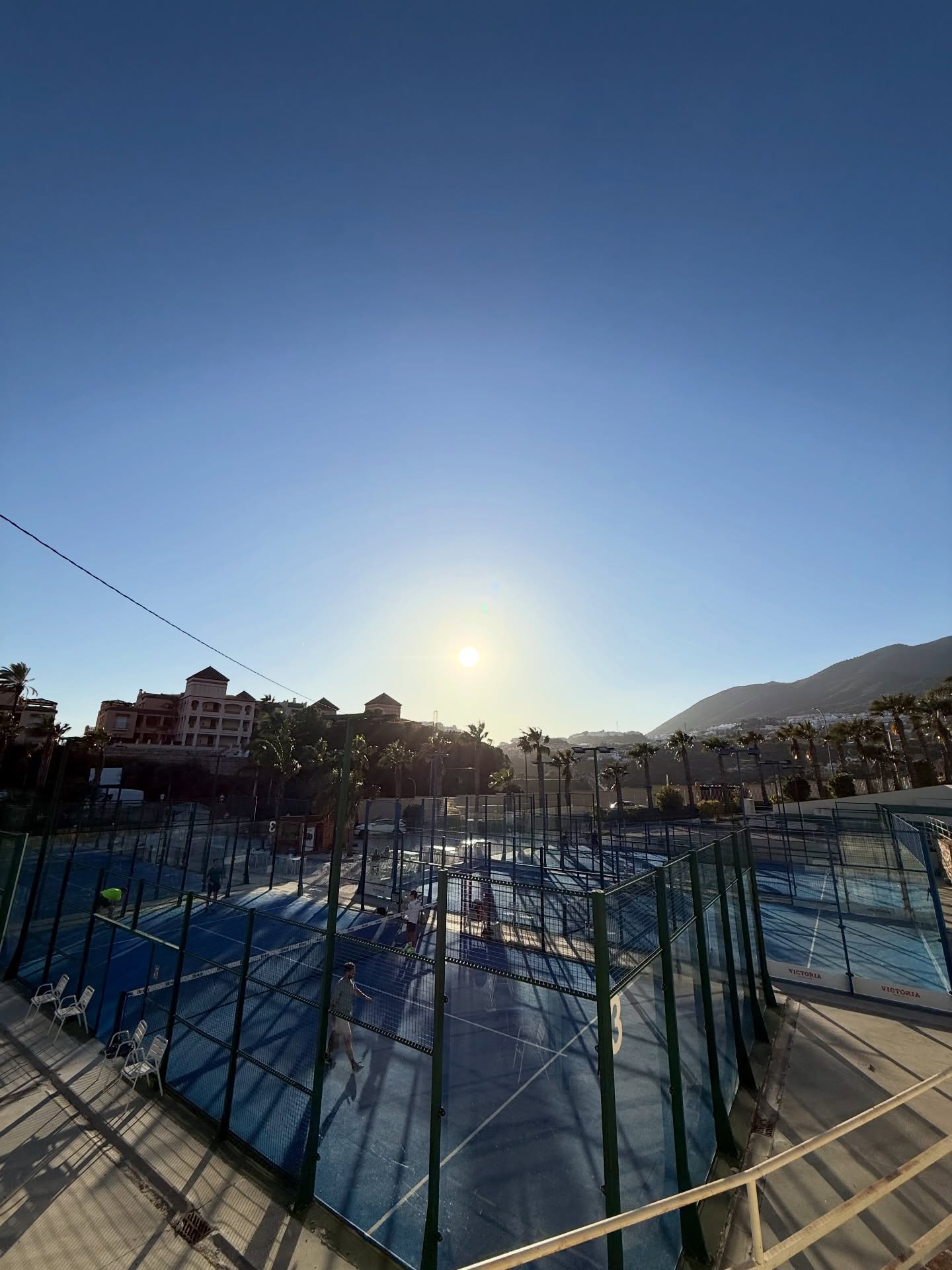 ☀️ Padel vibes uit Spanje → mee naar huis! 🇪🇸🎾
Komende woensdag is er nog mogelijkheid om padelles te boeken bij Padel2Move.
Wij zijn nu nog even in Spanje aan het padellen, maar geloof ons: de zon, energie en inspiratie nemen we mee terug naar de baan! 💥🔥
Wil jij werken aan je techniek, tactiek en vertrouwen?
👉 Boek je les via Padel2move.nl
Your Game, Your Move.