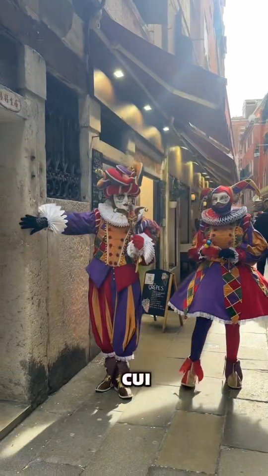 Car cette année, ils ont eu la chance d'être filmés plusieurs fois, pour effectuer la promotion du carnaval de Venise 2026.
Voici un petit teasing, où l'on peut découvrir mes costumes Arlequin, parmi plein de magnifiques costumes.
Vidéo : @venice_masks
🤩❤️🤩
Comme toujours, tous a été fait à la main , des pieds à la tête, du dessin au produit fini. Chaque trait sort de ma tête, ici nous ne sommes pas dans du cosplay, nous sommes dans de véritables créations de costume unique et sur-mesure.
Quand je dis tout, c'est tout... Le patchwork de velours avec la pose de chaque ruban doré, la customisation des chaussures, moulé cousu... La fraise ou chaque pli est formé un par un et chaque perle cousue une par une...
C'est costumes représente des mois de travail.
Créer par @elphidesiderata votre maître artisan d'art. Ainsi que plusieurs stagiaires. Donc je vais éviter d'énumérer les noms, car j'aurais peur d'en oublier tellement ce projet s'effectue sur plusieurs mois...
Milles Mercis à mes vénitiens, pour la grande fidélité, leur confiance, leur projet magnifique, et toujours un peu plus fou... Merci
Bonne soirée à tous
A bientôt pour le suite
❤️❤️❤️
#carnavaldevenise2026 #carnavaldevenise #elphidesiderata #costumierebretagne #costumierefrance