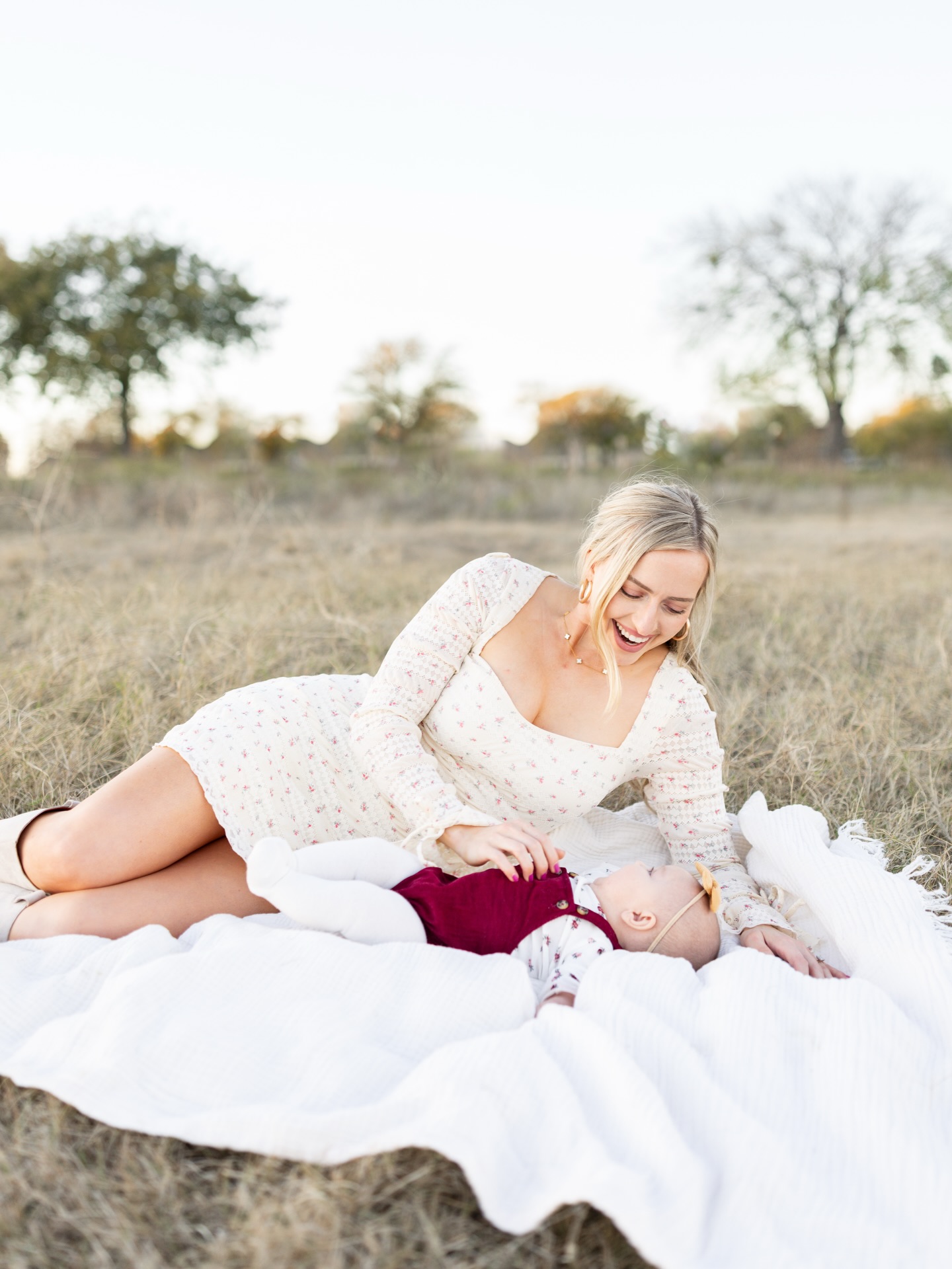 Those adorable in-between laughs, tiny fingers and the way they look at you like youāre their whole world is what Iām here to capture! Let's freeze this season with your little one before it slips away! ā„ļø