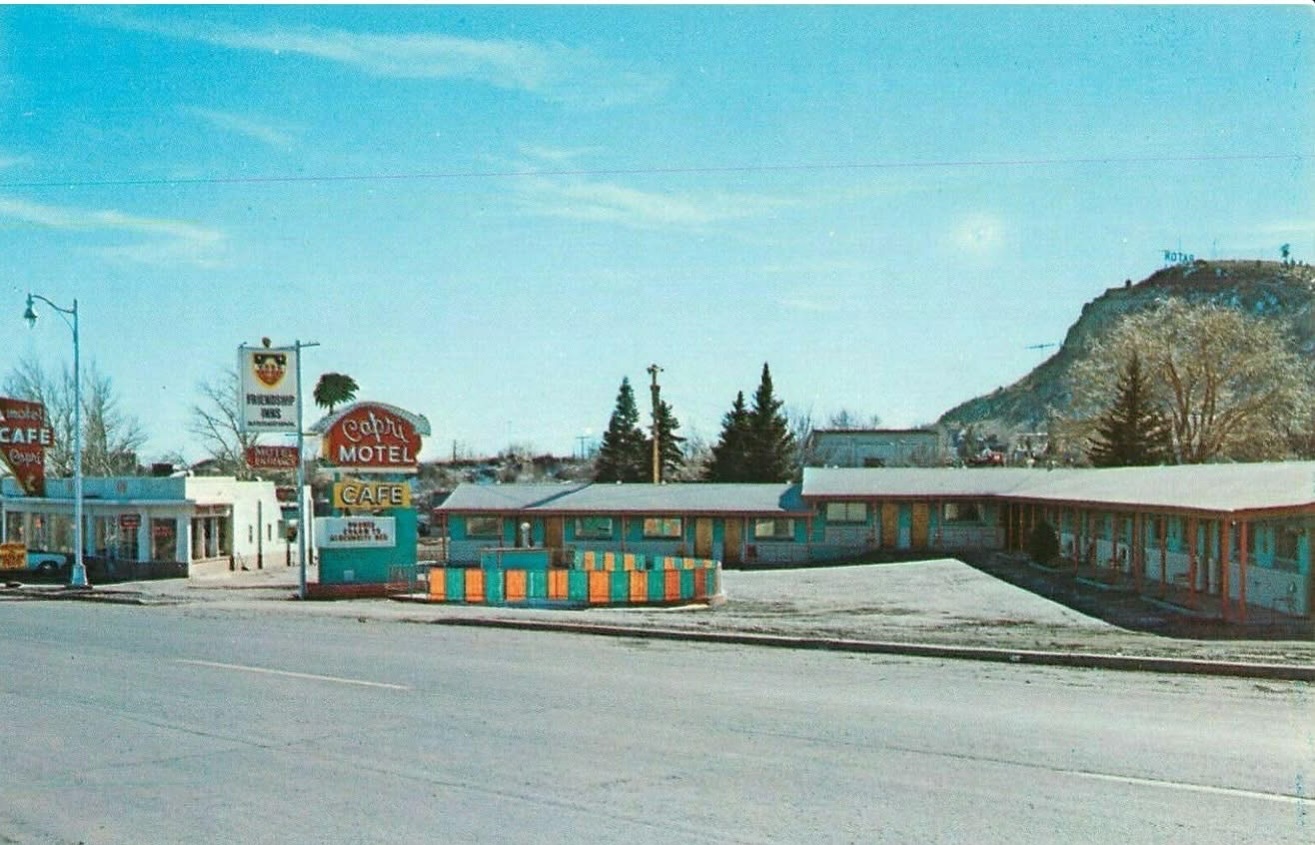 #WaybackWednesday to a vintage photo of what is now the Raton Pass Motor Inn! 🏨⏳ @ratonpassmotorinn
#TheWildDivide #ColfaxCounty #NewMexico #NewMexicoTrue