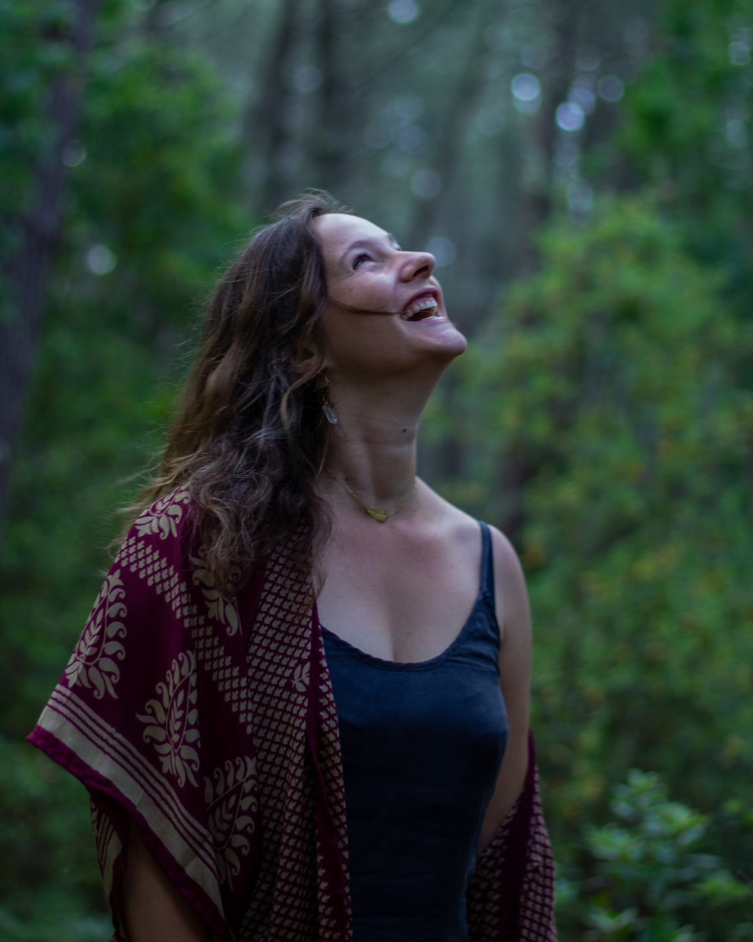 Depuis que j'ai commencé ce nouveau chemin professionnel dans la thérapie j'ai voulu y arriver vite et bien. J'avais quitté le domaine de l'hôtellerie avec du ressentiment, certaines colères et le souvenir de beaucoup de fatigue.
Et pourtant cette année, mon chemin m'a replongé dans ce monde-là. Accepter de prendre un second travail a réveillé beaucoup de frustration et une rébellion de mon égo. Si je l'avais écouté je serai passé à côté d'une belle opportunité de me reconnecter à une part de moi qui a fait le choix à 16 ans de tomber en amour de cet univers et d'y dédier toutes mes études et plusieurs années de travail. Revenir dans le monde, croiser des dizaines de nouvelles personnes chaque jour, servir, rire, être en lien même si cela est le temps d'un repas. J'ai commencé à entrevoir que ce que mon être avait à offrir pendant une séance de soin ou de Breathwork émane avant tout de mon énergie, de mon cœur et que cela ne s'arrête pas à la porte de ma salle de pratique.
Deux phrases me portent très souvent depuis quelques mois pour me rappeler que la spiritualité est l'essence même de la vie, de ce qui façonne nos êtres et que cette conscience doit être amené au quotidien dans le plus petit de nos gestes peu importe le contexte.
"Nous sommes des êtres spirituels qui font l'expérience de la vie humaine et non des êtres humains qui font l'expérience de la vie spirituelle" & "Je suis dans ce monde mais pas de ce monde"
(Suite en commentaire)
📷 Ma douce @maelyslepeutrec ✨