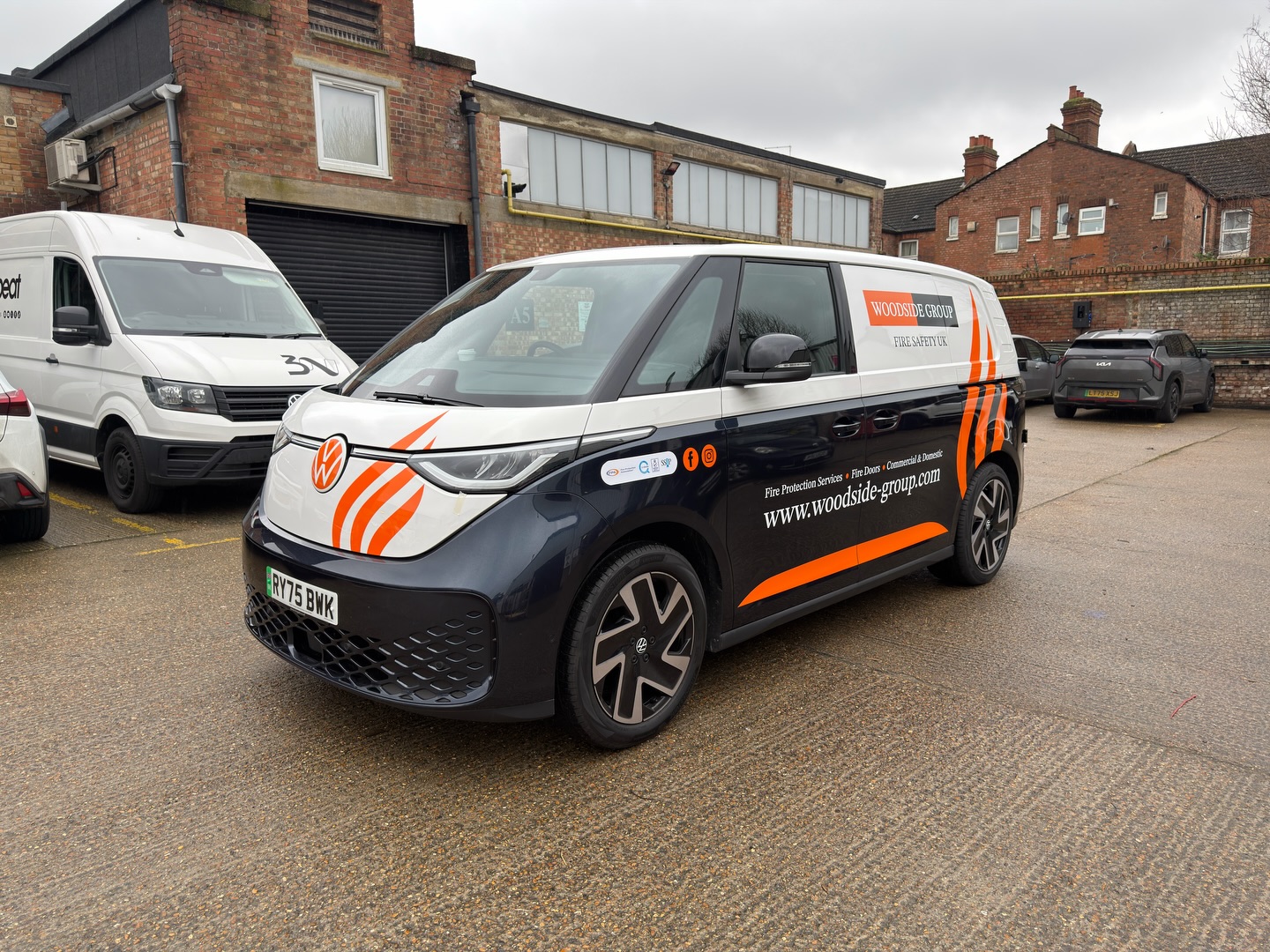 @3sg_uk another van completed and ready for the client to collect #vinylgraphics #decals #signwriting #newlook #vehiclegraphics
( VW iD buzz 2026 )