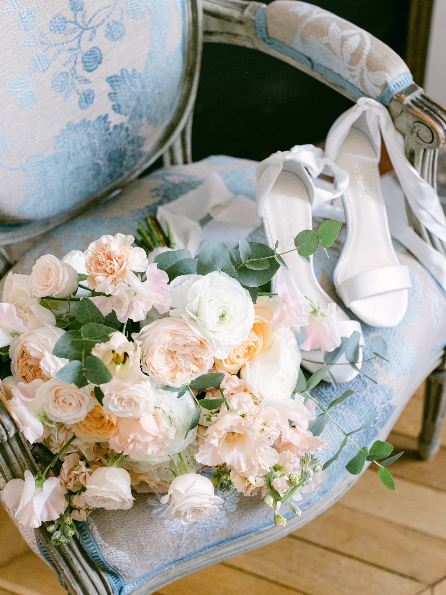 Vous pensiez que le pêche était trop doux ?
Chaleur, volume, lumière… voilà un bouquet qui ne s’excuse pas d’exister 😌
Il est doux, aérien, élégant aussi, mais certainement pas discret, et c’est pour ça que je l’adore !
Tout est une question d’intention et de dosage. Et ici, je voulais de la douceur… mais avec du caractère ! 😉
Et vous, plutôt bouquet discret ou assumé ?
Photographe : @zackary.art
DA & Wedding designer : @cherry_wedding_paris
Assistante Wedding planner : @nosbullesdamour
Lieu de réception : @lhotelparticulier_paris
Vidéaste : @valentinostudioparis
Designer floral : @cherry_wedding_paris
Modèles : @celyaruso @guillaume_doradoux
MUAH : @adele.langlois.mua.mariage
Robe de mariée : @elsagary
Chaussures mariée : @bellabelleshoes
Accessoires : @atelier_sarah_aime @belleaurorebijoux
Chaussures marié : @rudysparis
Alliances : @ateliernoemiebriand
Wedding cake : @weddingcakesandco_
Papeterie : @little.caligraphy.wedding
Mobilier et art de la table : @maison_options @cherry_wedding_paris
#bouquetdemariée #mariagepastel #fleursmariage #bouquetpêche #mariagepeche