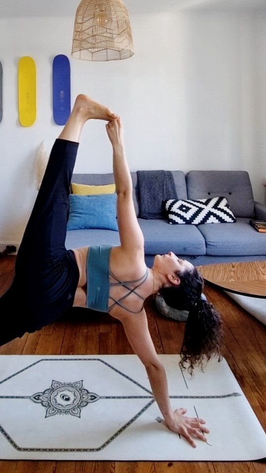 Nouveauté ⚡️ progression ?
Dans le mouvement, la répétition est un espace d’exploration beaucoup plus fin qu’on ne l’imagine. Revenir aux mêmes postures, aux mêmes transitions, ne signifie pas stagner ou s’ennuyer, mais affiner son ancrage, renforcer sa présence et construire une vraie constance.
C’est dans cette fidélité au geste simple que se développe une force durable, une écoute intérieure. Pas toujours dans la performance ni dans le spectaculaire. Le corps change, le système nerveux évolue à la croisée de nos pensées et de nos émotions.
Ce que l’on croyait acquis mérite d’être réinterrogé encore et encore. La répétition devient alors un processus de transformation silencieux, discret mais puissant.
-
Commente GO en commentaire pour recevoir un nouveau flow gratuitement dans tes MP. De quoi construire de la régularité... ça va twister 😎