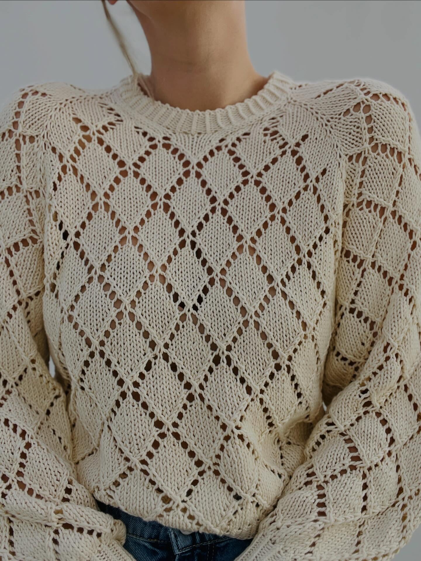 Are you ready for lace knitting and white cotton sweaters? This is the Anders Tee with long sleeves and it’s still one of my most worn (and loved) spring and summer sweaters 🥰 ☀️
.
.
.
Pattern by me - #anderstee - and available now in German, English, Danish and French on my website and Ravelry, still 25 % off 🎉
.
Yarn: The Cotton in the shade Natural by @weareknitters
.
Advertising
.
#knitting #knittinglove #knittingaddict #stricken
