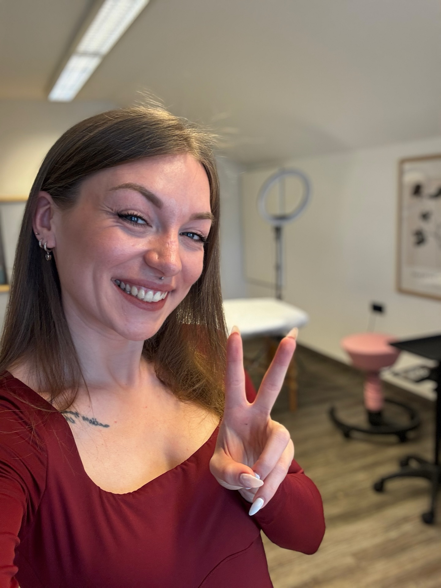 ✨ 2 Jahre NONSTOPBEAUTY ✨
Heute vor zwei Jahren habe ich den Schritt gewagt und meinen Traum verwirklicht – mein eigenes kleines PMU Studio. 🖤
Als Ein-Frau-Betrieb steckt hier so viel Herz, Zeit, Mut und Leidenschaft drin.
Wenn ich an die letzten zwei Jahre denke, bin ich einfach nur unglaublich dankbar. Für all die schönen Begegnungen, die Gespräche, das Lachen und die vielen besonderen Momente.💖
danke an alle Menschen, die mich auf meinem Weg begleiten, an mich glauben und mich immer wieder motivieren weiterzumachen.
Ohne euch wäre NONSTOPBEAUTY nicht das, was es heute ist. 🖤
Ich freue mich auf alles, was noch kommt – und auf viele weitere gemeinsame Momente.
Von Herzen
eure Teresa 🥰