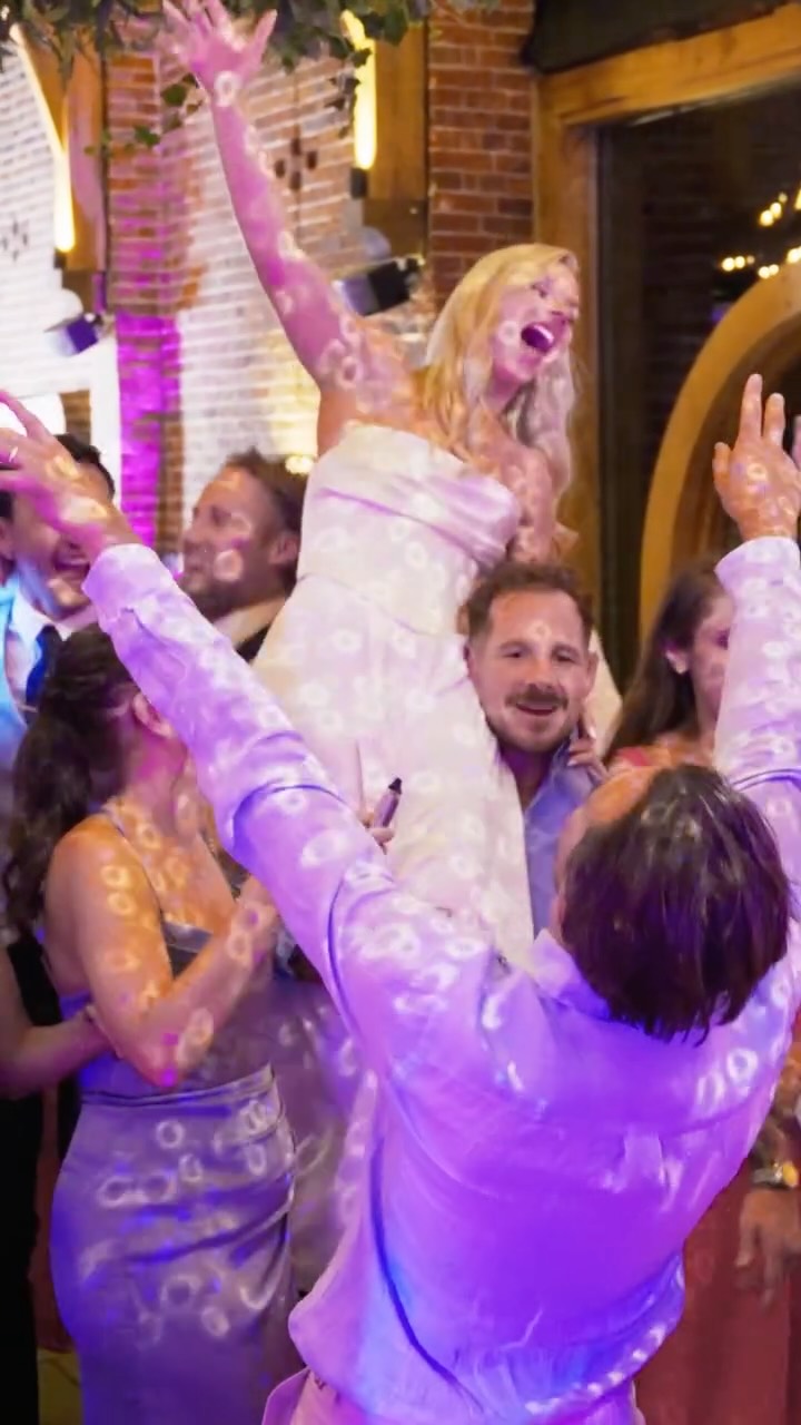 When the guests take over the stage…🎸
Certain songs always evoke a sing along, and Wonderwall is definitely one of those. We don’t play it often, but if it’s requested, it usually goes off!
📹 @source.recordings
#functionband #liveband #partyband #weddingband