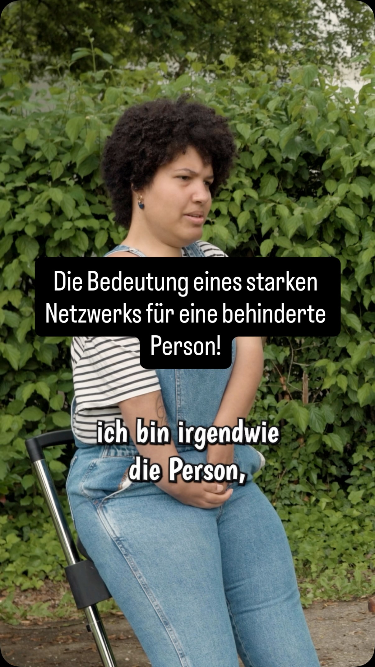 „Schuldgefühle“, „im Weg stehen“, „anders sein“ etc.
All das sind Gefühle, die viele Menschen mit einer Behinderung alltäglich spüren! Dies kann schnell zu einer mentalen Belastung führen, was Menschen mit einer Behinderung noch weiter benachteiligt! Umso wichtiger ist eine starke Peer-Group, ein starkes Netzwerk, in dem sich die Menschen in einem geschützten Rahmen austauschen können und prinzipiell die Gefühle des Gegenüber von Sekunde eins an deutlich besser verstehen, als es im Alltag der Fall ist. Für Menschen mit AMC ist dies die IGA (Interessengemeinschaft Arthrogryposis). Eine Gemeinschaft, die sich für viele Menschen mit AMC wie eine Familie anfühlt.
In unserer aktuellen Podcast Folge sprechen wir mit @amiesxart über diese Gefühle, die Bedeutung eines starken Netzwerkes und das Gefühl der Einsamkeit.
Viel Spaß beim hören!👂