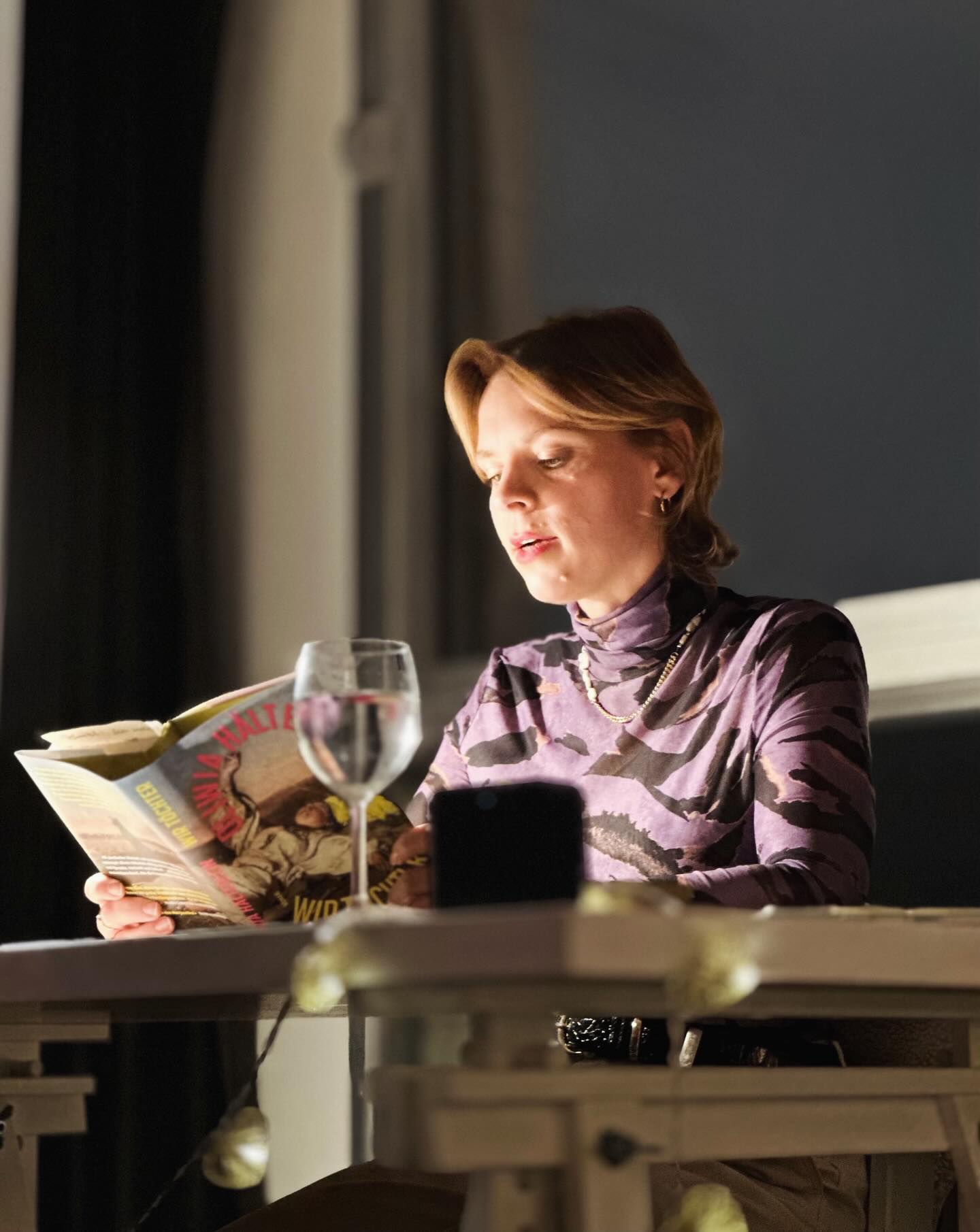 20.02.2026 ist offizieller Erscheinungstermin meines Romandebüts WIR TÖCHTER @c.h.beckliteratur ✨🪡🪢🕸️🌾💫 Zur Feier des Tages habe ich mir selbst ein Mimosenbäumchen im Marché aux Fleurs de Paris auf der Île de la Cité gekauft. Denn das Gelb auf dem Buchumschlag is Mimosengelb. Auch die passenden macarons für mein cover habe ich gefunden! sowie ogórki ausm polskim sklep und eine Flasche Żołądkowa Gorzka - war das aufregend, die zu kaufen - und erst ein paar Schlückchen zu trinken! Danach hab ich mein Studio geräumt und meine lieben @citedesartsparis Kolleg*innen kamen und auch DLL-peeps @vitosattler @viktoria.kerkewitz plus eine polnische Mama🥹 und sogar zwei LE-Menschen, die gerade in Paris Urlaub machen 🥰🎈🫶 und ich bin immer noch so gerührt über so viel Interesse und Glückwünsche 💛und: es gab Fragen via Sprachi von bester @micheleyvespauty & tollster @franziskalexandras ✨✨✨ ❤️🔥❤️🔥❤️🔥
Ich hatte einen ganz wundervollen Abend, habe den Geburtstag meines Buches gefeiert, mit schönen Gesprächen und habe mal wieder Dank #wirtöchter neue Menschen kennengelernt und so kostbaren Austausch über Tochterschaft, Herkunft(sscham), Polen, Babcias und Mehrsprachigkeit gehabt!! 💛🕸️🌾🪢
DANKE euch allen, you made my release!!!
Und heute, am 21.02., ist Tag der Muttersprache, deshalb noch zwei Ausschnitte aus meinem Roman dazu💫✨Wie schön, dass das Thema gerade in aller Munde is!
#debüt #bookrelease @ateliermondialart #paris #writerinresidence