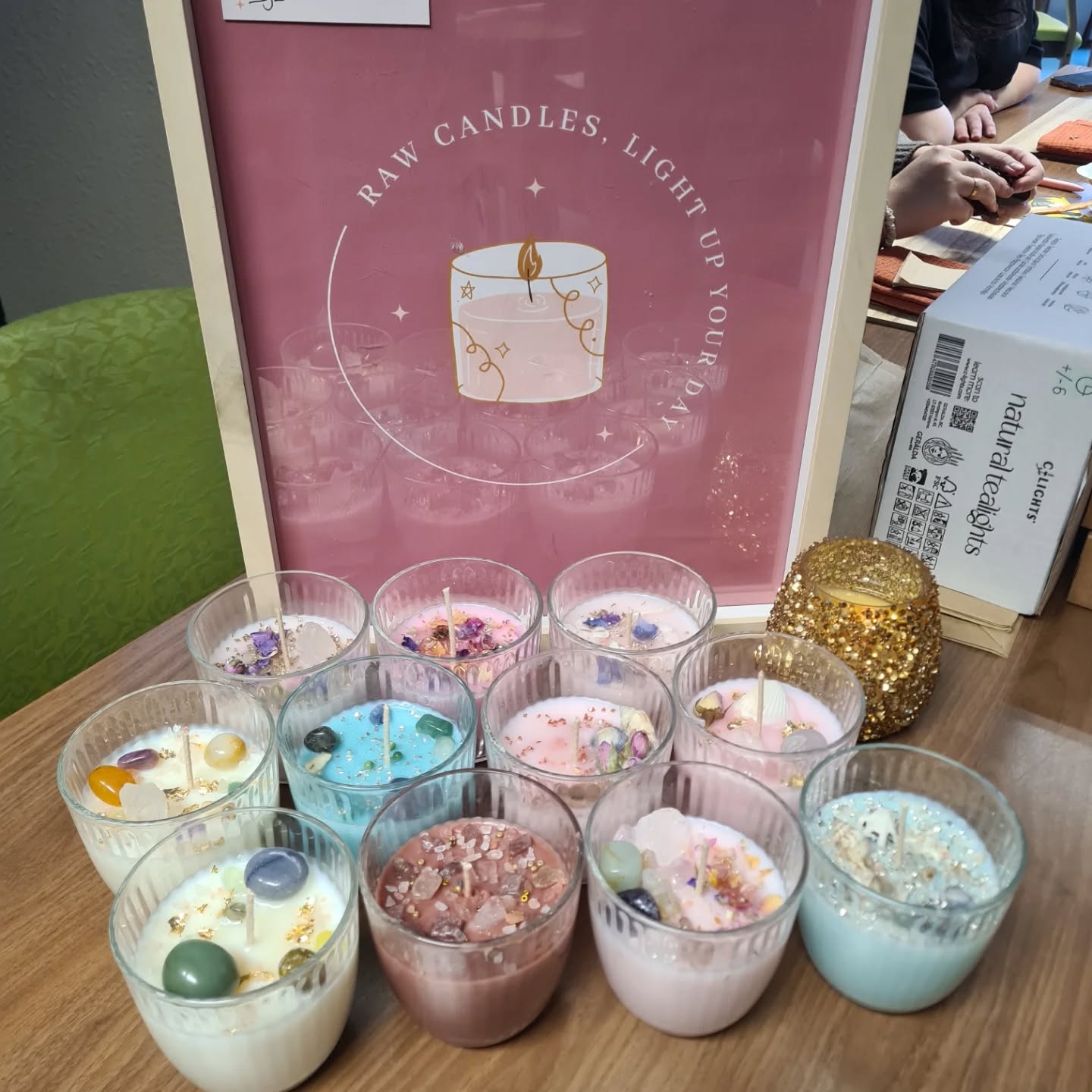 Met een groep van 11 enthousiaste deelnemers doken we afgelopen zaterdag in mijn wereld van eco geurkaarsen maken. Van het kiezen van duurzame wax en kleurstof tot het mengen van de geur en het gieten van hun eigen creaties. Iedereen ging naar huis met iets unieks én handgemaakt
Creatief bezig zijn, nieuwe mensen ontmoeten en tegelijk bewust kiezen voor duurzame producten… dat is precies waar deze workshop om draait.
Dankjewel aan iedereen die erbij was.
Wil jij er de volgende keer ook bij zijn? De eerstvolgende is 7 maart en zit al bijna vol!
Houd mijn website en instagram in de gaten voor nieuwe data en zet jezelf op de wachtlijst via DM.
Liefs,
Robin