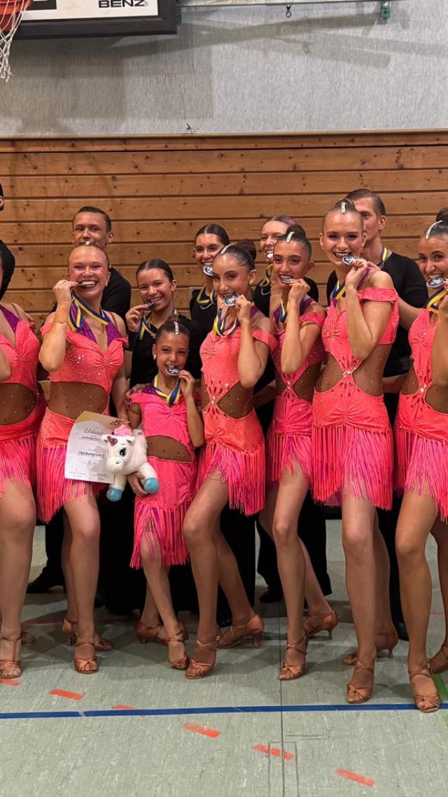 2. Turnier für unser C-Team in Besigheim🥈
Was für ein Turniertag! Unser C-Team hat heute beim zweiten Saisonturnier in Besigheim gezeigt, was in ihm steckt.
Wir blicken auf eine super Leistung zurück: Mit der Wertung 3 3 1 1 1 2 haben wir uns den 2. Platz gesichert. Auch wenn es dieses Mal denkbar knapp am Sieg vorbei ging, sind wir extrem stolz auf unsere heutige Leistung🩷
Jetzt freuen wir uns auf das absolute Highlight:
In nur einer Woche steht unser Heimturnier in Bietigheim an! Vor unseren eigenen Fans, Familien und Freunden werden wir wieder voll angreifen💪
Vielen Dank an alle mitgereisten Fans für den Support heute in Besigheim.
Wir sehen uns nächste Woche in unserer Halle!
#bietigheim #dance #latin #wunder #landesliga