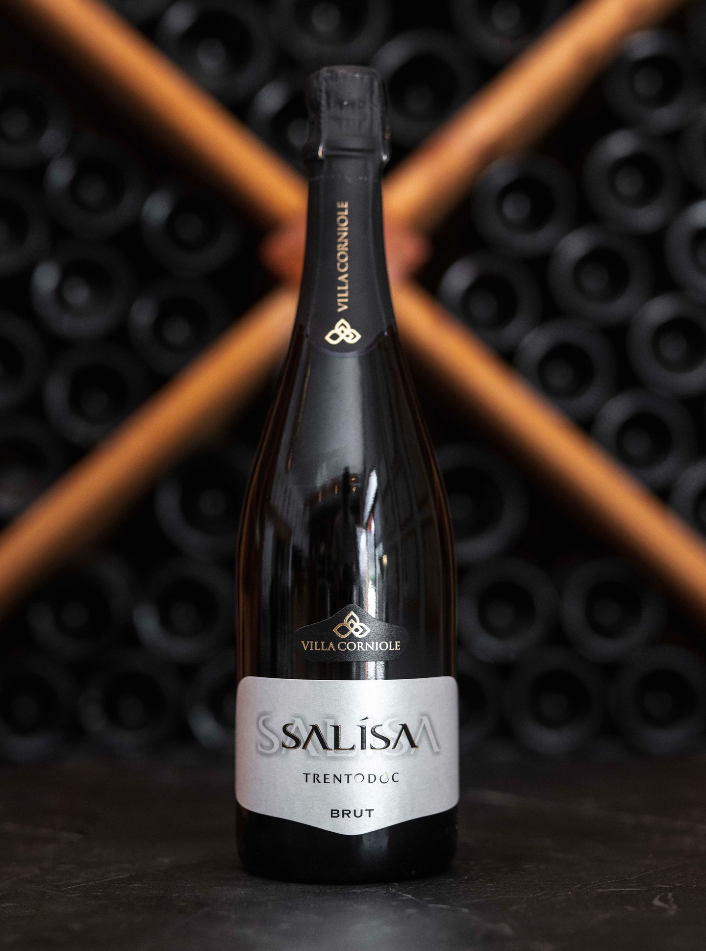 Trentodoc Salísa Brut.
Altitudine. Precisione. Identità.
Perlage fine, anima di montagna, carattere deciso.
#ViticolturaEroica #TrentoDOC #MountainWine #VillaCorniole
