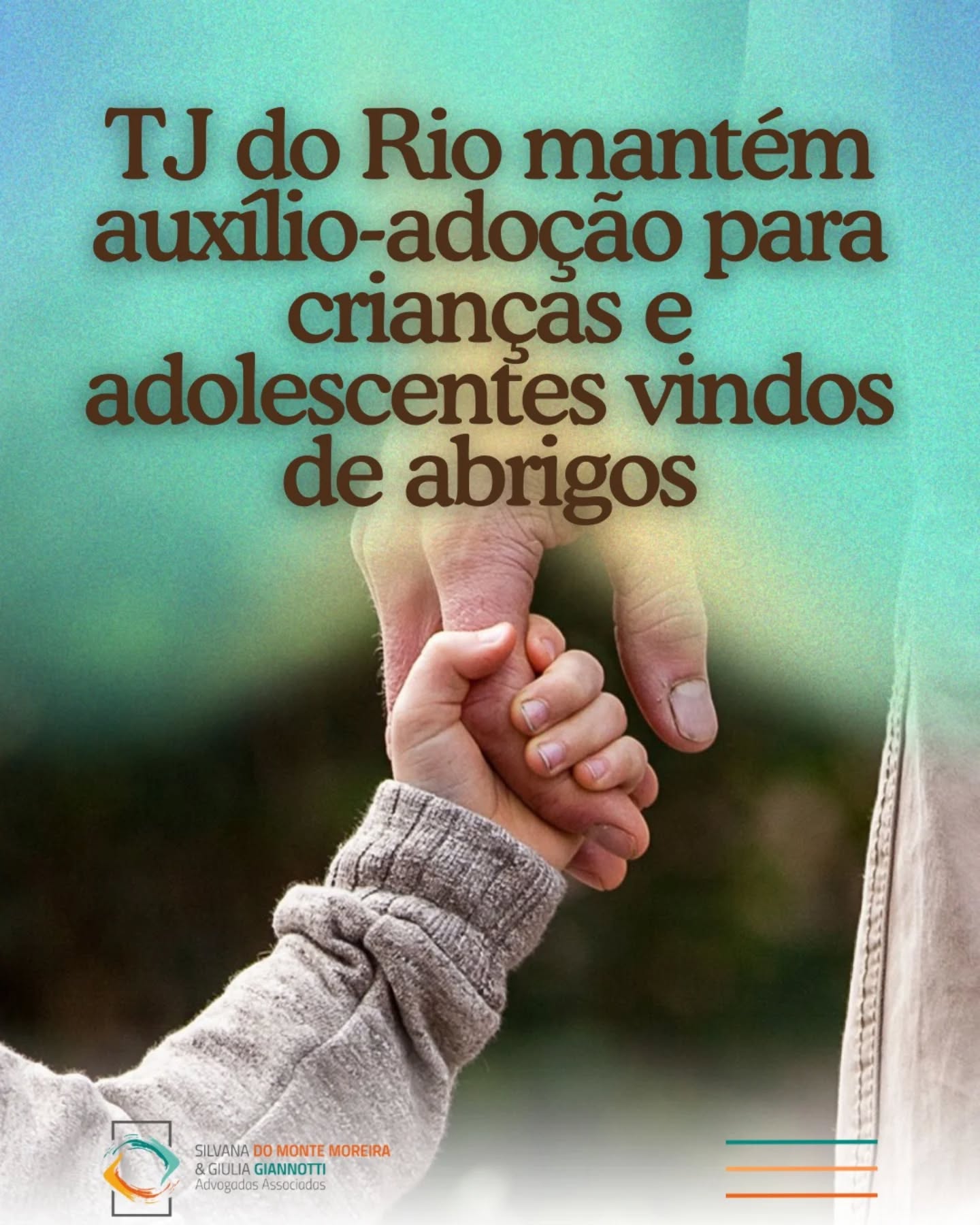 O Tribunal de Justiça do Estado do Rio de Janeiro declarou constitucional o artigo 2º da Lei estadual nº 3.499/2000, que concede auxílio-adoção a servidores públicos que acolham crianças e adolescentes egressos de instituições de acolhimento.
Segundo o Órgão Especial, a norma não viola o princípio da isonomia, pois tem como finalidade promover igualdade material, incentivando a adoção de crianças e adolescentes que historicamente enfrentam maior dificuldade para encontrar uma família — especialmente os mais velhos, grupos de irmãos ou aqueles com questões de saúde.
O benefício pode ser concedido a servidor estadual, empregado público ou ocupante de cargo em comissão — civil ou militar, ativo ou aposentado — que obtenha guarda, tutela ou efetive a adoção de criança ou adolescente proveniente de abrigo.
A ação questionava a regra sob alegação de discriminação, defendendo que o auxílio deveria alcançar todos os adotantes. Entretanto, o Tribunal entendeu que a política pública busca reduzir desigualdades reais e estimular a chamada adoção tardia, alinhando-se à Constituição Federal e ao Estatuto da Criança e do Adolescente.
O relator destacou que a medida procura compensar os desafios adicionais enfrentados por crianças e adolescentes institucionalizados por longos períodos, incluindo possíveis impactos emocionais e sociais.
A adoção é um ato de amor — mas também um instituto jurídico complexo, que exige orientação adequada para garantir segurança a todos os envolvidos.
Nossa equipe está preparada para esclarecer dúvidas sobre adoção, guarda, habilitação e direitos das famílias adotivas.
📍 Atendimentos presenciais e on-line
📩 Entre em contato
Fonte: conjur