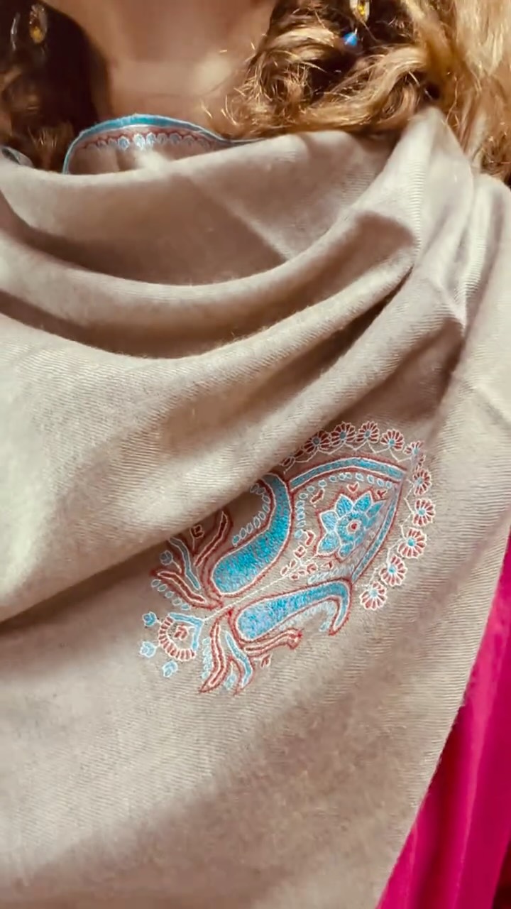 J’ai enfin trouvé un fournisseur de pashminas avec un label certifié par le gouvernement ✨
Authenticité, traçabilité et respect du savoir-faire : c’était essentiel pour moi.
Hâte de vous faire découvrir ces pièces d’exception 🤍