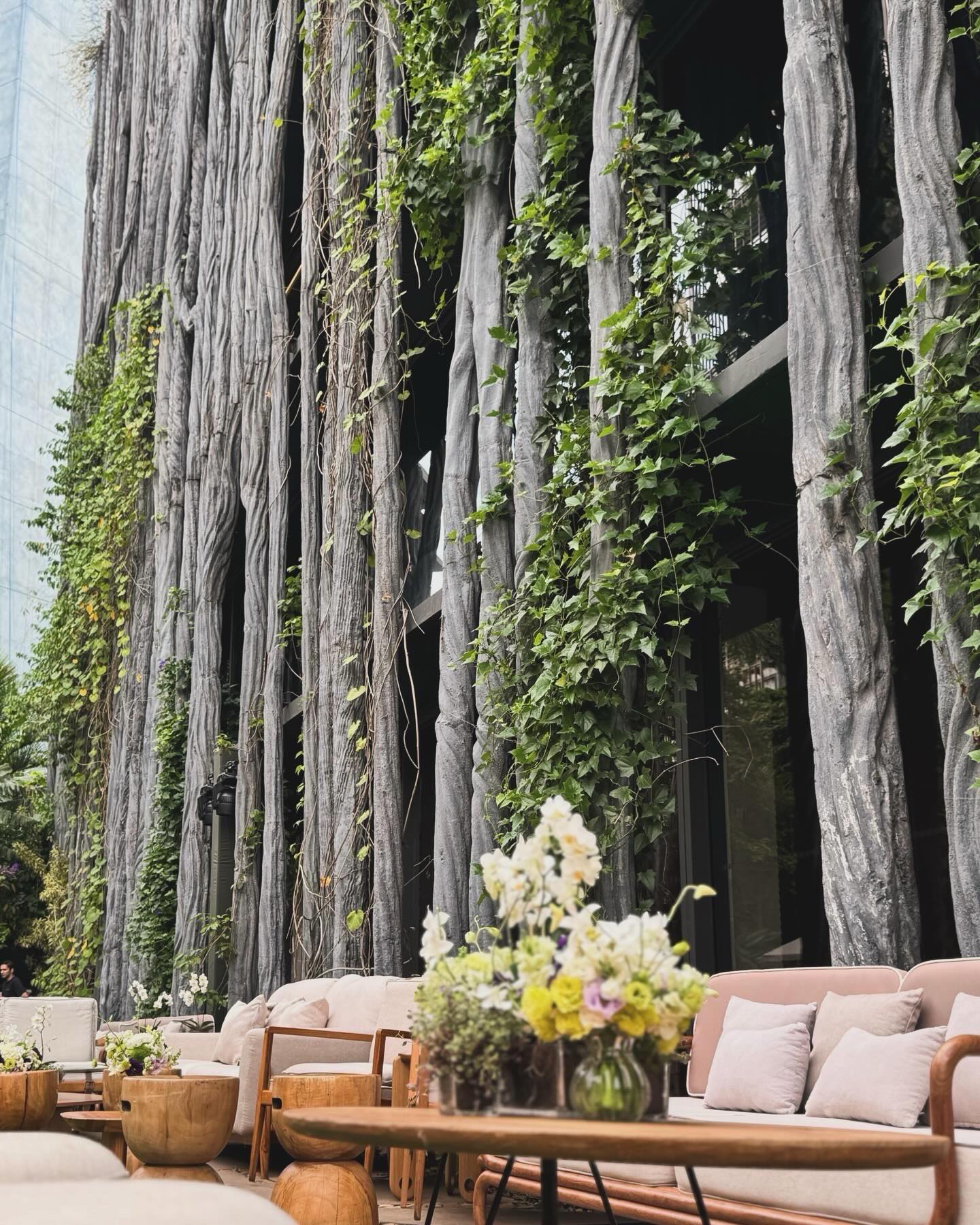 Uma arquitetura que integra diferentes conceitos e revela a riqueza de detalhes do Rosewood. Para este projeto, o conceito foi desenvolvido pela LBN Hub, com a proposta de traduzir a experiência de viver em um jardim.
Contribuímos na criação do cenário por meio do nosso paisagismo e floral, materializando o Jardim Secreto – A Praça que Floresce em uma composição que recria, em pequenos gestos e escolhas precisas, a perfeição e a sensibilidade da natureza.
@lbnhub
@cyrela
@rosewoodsaopaulo
@gregodecorcenoografia
@ambienteeventos
@audiovisualconceitos
#rosewood #rosewoodsaopaulo #rosewoodsp