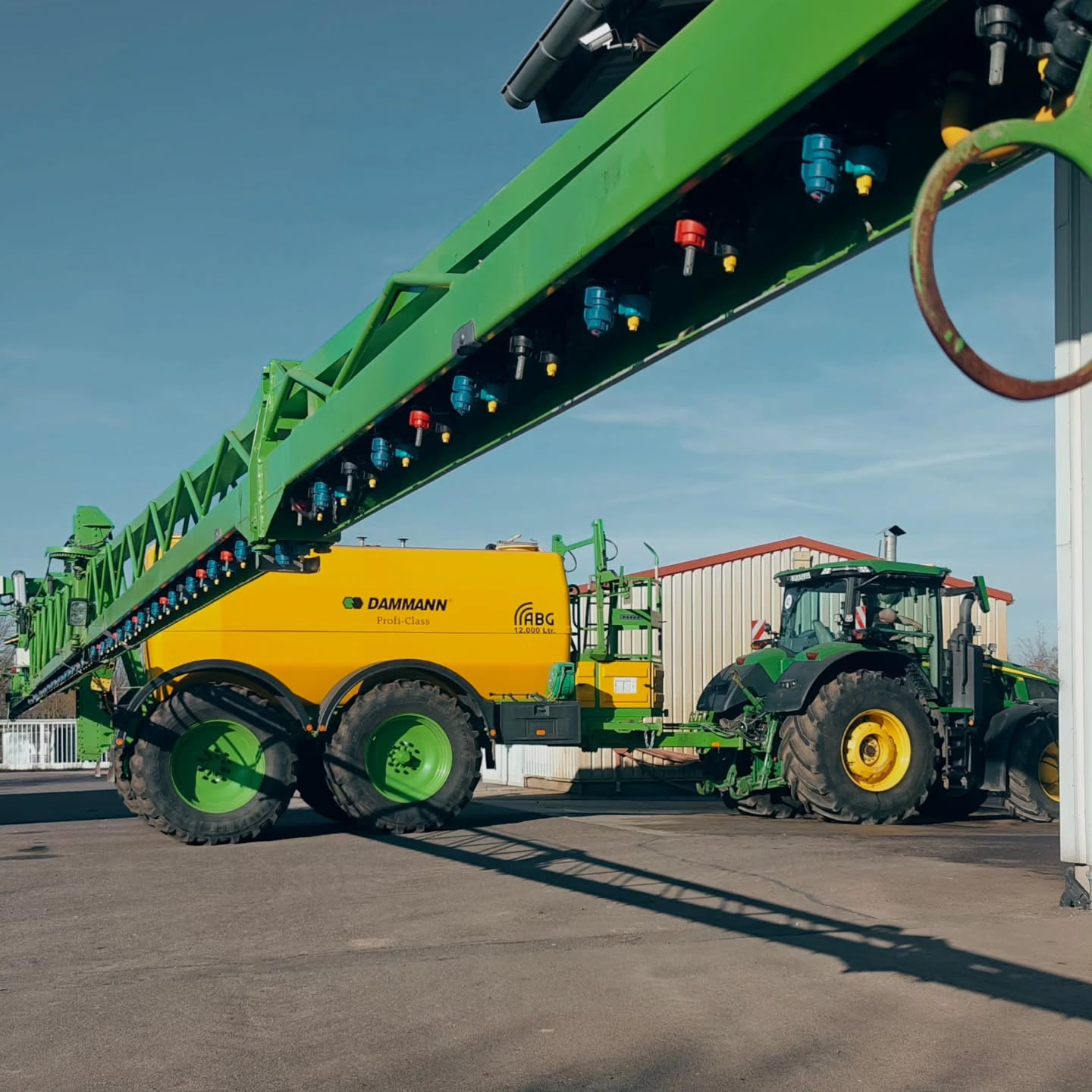 Heute ist der erste schöne Tag des Jahres.
Der erste (feste) Dünger wird bereits auf die Felder gefahren. Gedüngt werden kann aber auch in flüssiger Form. Genau darauf bereiten wir diese Feldspritze hier vor. Damit soll in der nächsten Zeit Flüssigdünger ins Getreide gefahren werden.
#johndeere #fendt #claas #agriculture #farming
