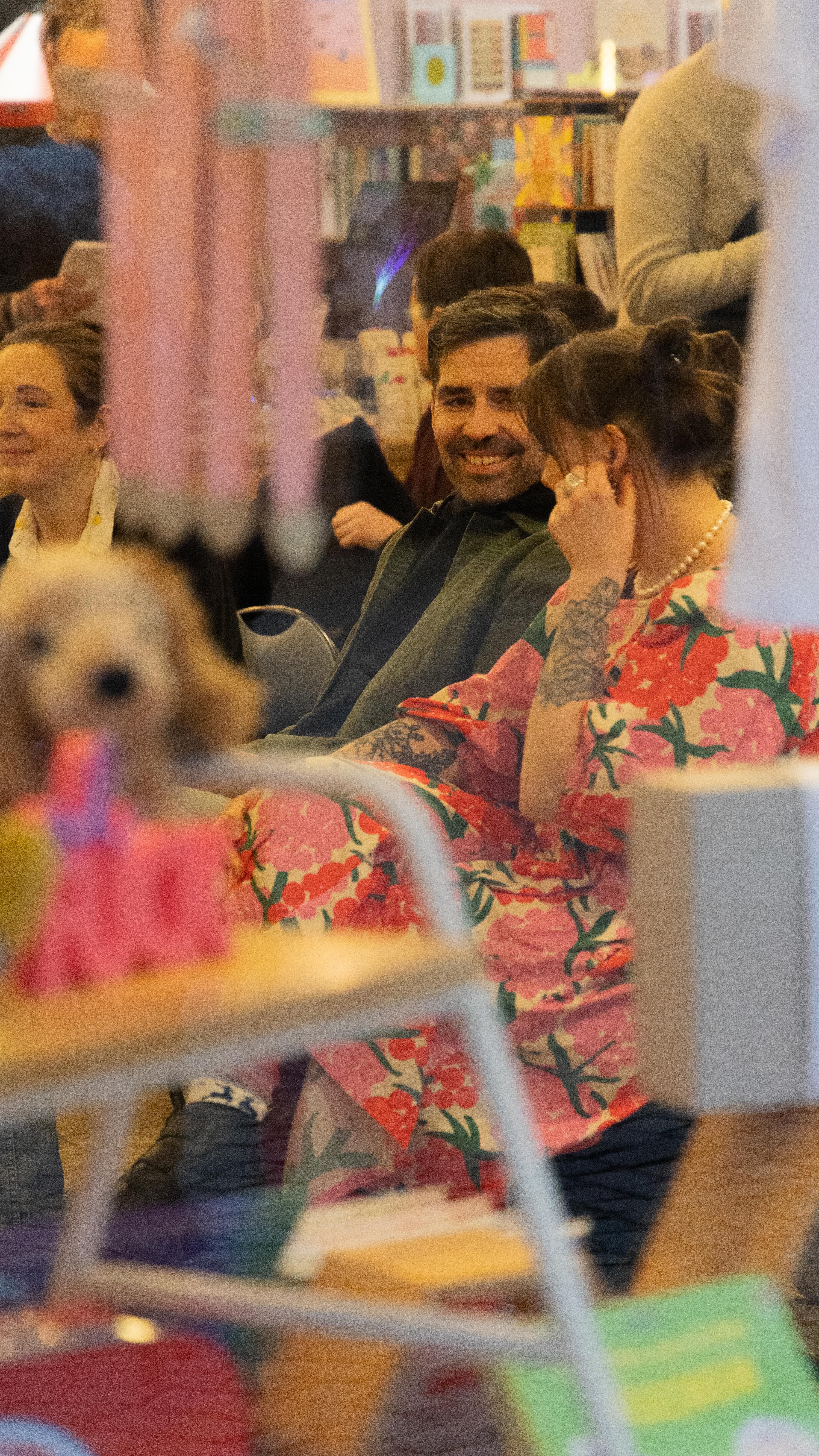 Trier hat gewählt – und wir schicken echtes Lesetalent nach Mainz! 📚✨
Was für ein besonderer Tag für die jungen Stimmen unserer Stadt!
In der Buchhandlung „Der kleine Buchfink“ durften wir beeindruckenden Vorleserinnen und Vorlesern aus Trierer Schulen lauschen – mit Herz, Ausdruck und ganz viel Mut.
Gemeinsam bildeten Tamara, Jenni und Sven die Jury. Und wir können sagen: Die Entscheidung war alles andere als leicht. Das Niveau war außergewöhnlich hoch – jedes Kind hätte es verdient, nach Mainz zum Landeswettbewerb zu fahren.
Lesen und Vorlesen sind so wertvolle Fähigkeiten.
Sie machen selbstbestimmt.
Sie stärken Kreativität.
Und sie verbinden Menschen.
Am Ende konnte nur eine*r gewinnen – und doch haben alle gezeigt, wie viel Talent, Leidenschaft und Begeisterung in unseren Schulen steckt.
Herzlichen Glückwunsch an unsere Siegerin / unseren Sieger – wir drücken fest die Daumen für Mainz! 🍀📖
#LesenVerbindet #Vorlesewettbewerb #Trier #BildungStärkt #sventeuber