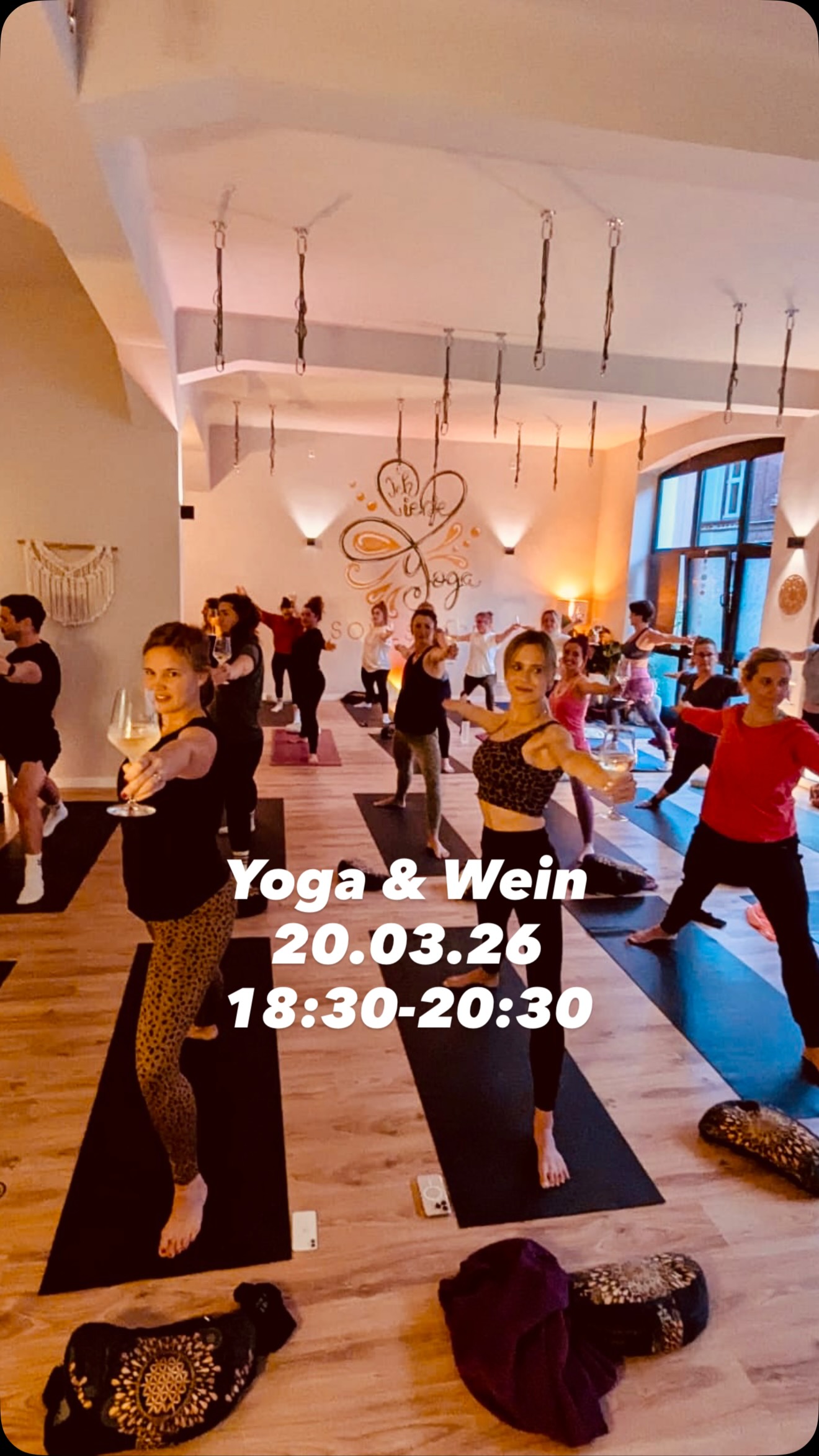 🧘🏼♀️Yoga & Wein🍷
Am 20.03.2026 | 18:30–20:30 Uhr heißt es: Matte ausrollen, Glas heben & gemeinsam genießen ✨
Bei uns stehen tatsächlich Yoga UND Wein im Fokus – ausgewogen wie eine gute Cuvée 😉.
Die Session ist offen für alle Level und bietet kleine Extras für alle, die etwas weniger oder mehr möchten (Yoga, nicht Wein – davon gibt’s sowieso genug 🍷).
Freu dich auf Asanas wie die „Weinberghaltung“, den „betrunkenen Krieger“ oder die königliche „Weinkönigin“ – begleitet von einer erlesenen Weinauswahl, die deine Balance vielleicht… kreativ interpretiert 😄
Partnerübungen gibt’s auch – die du im Zweifelsfall aber PROST, äh, getrost auslassen kannst.
Namasté & Santé 🍷
Markiere deine Lieblings-Wein-Yogi & sichere dir deinen Platz!
Der erlesene Wein kommt auch diesma wieder von @vinosymas.de
#yogaundwein #weinyoga #vinosymans #ichliebeyoga soulspace