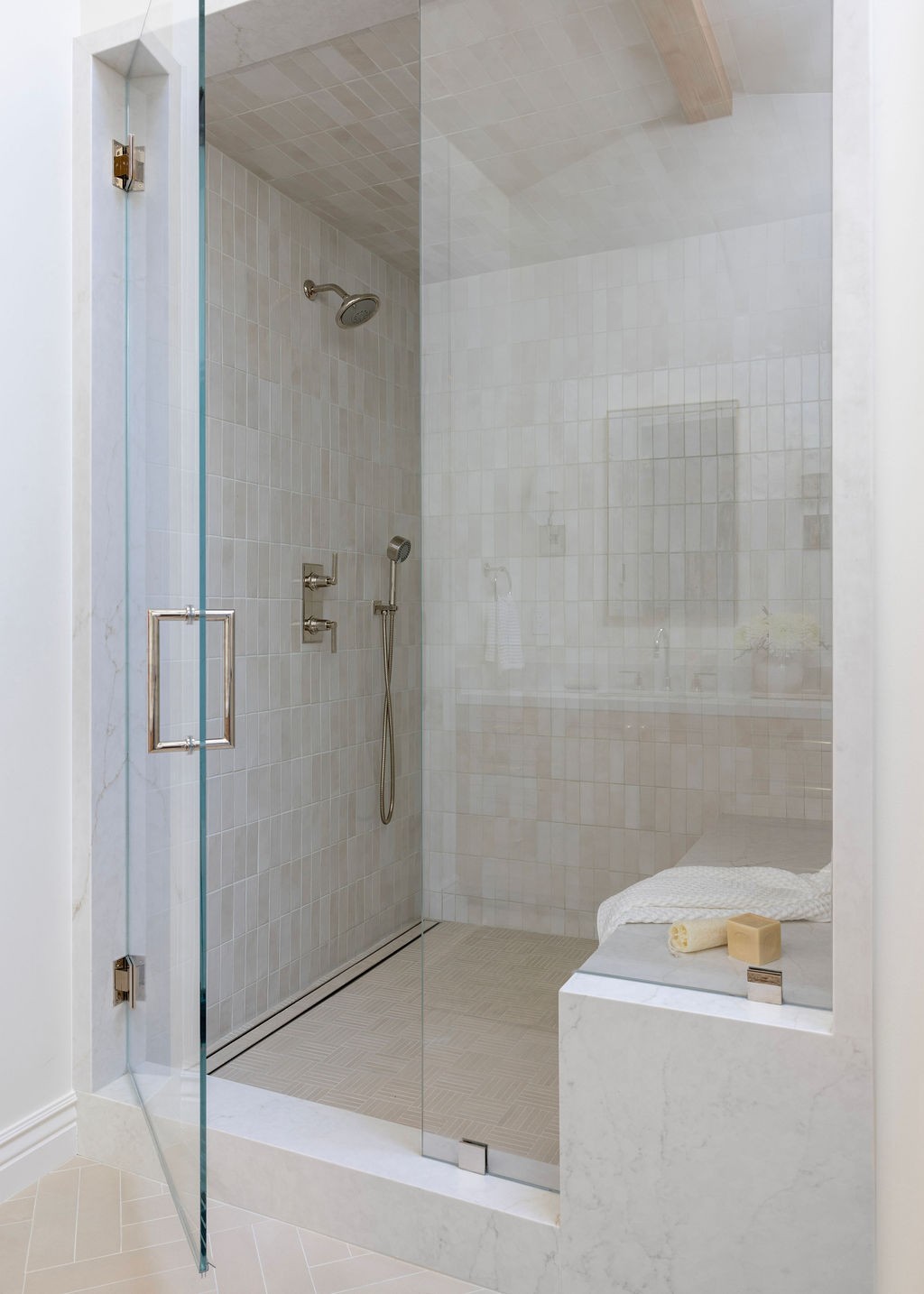 If there's a shower I personally dream about, it's this one. Heated floors, steam system, a large bench + speakers to listen to music. What else could you ask for?
Creek View Project
design @california.daydreams
photo @jessicabrydsonphotography