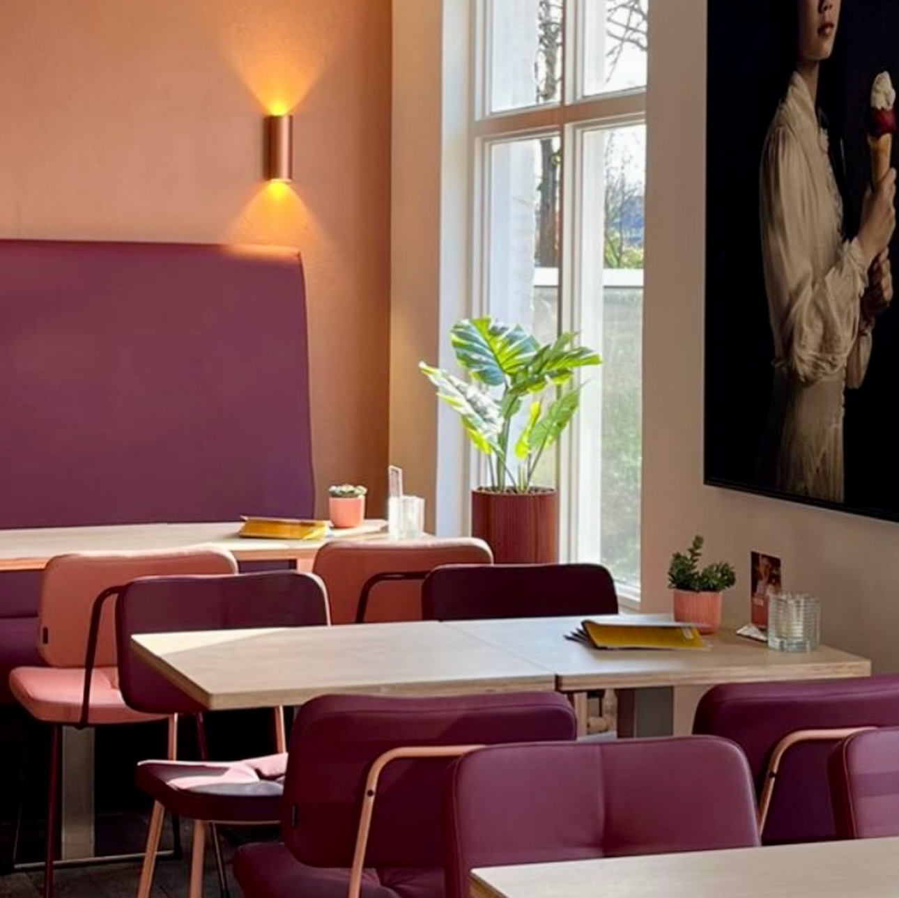 @clevers.ijs is weer open! 🍦✨
De afgelopen periode hebben we achter de schermen hard gewerkt aan een compleet nieuwe uitstraling voor deze vertrouwde plek. Cyrille nam de restyling onder haar hoede en zorgde voor een goed plan.
Hier kom je niet alleen om het lekkerste ijs te eten, maar ook genieten van een rust moment.
Nieuwe frisse kleuren en warm behang op de muren
🪵 Akoestische latten toegevoegd voor een rustige sfeer, ook als het straks weer gezellig druk is.
Met nieuwe tafels, stoelen en de juiste groene styling is de zaak nu helemaal af. Een plek met een eigen identiteit waar gasten zich direct welkom voelen 💜
Vandaag opende ze de weer hun deuren, heel veel succes voor het hele team van Clevers Overloon deze zomer ☀️
Ga jij volgende week ook een ijsje eten?
#interieurstyling #horecastyling #overloon #interieurontwerp #horecadesign