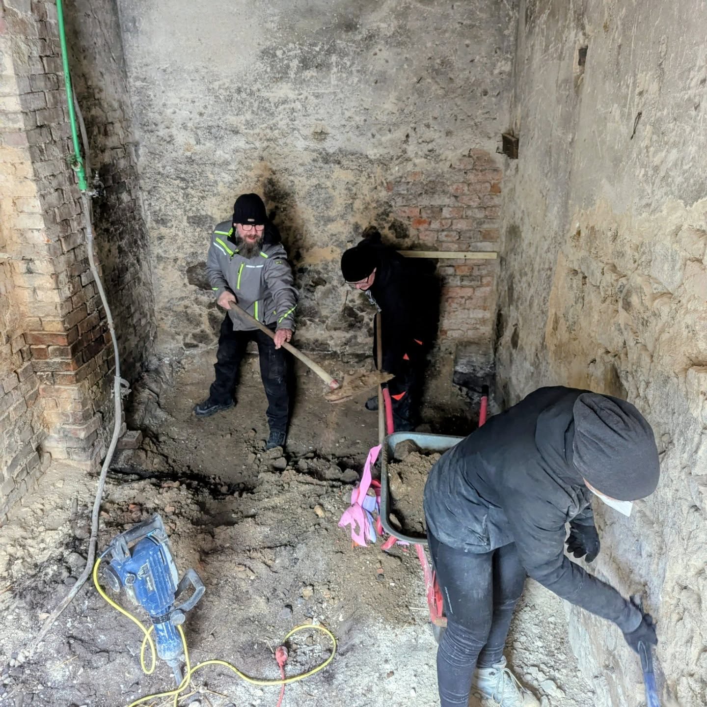 Wisst ihr was ein Freispiel-Kling-Klang-DingsBums ist?? Wir auch nicht, aber wir bauen eins😂. Abriss-Party 3.0, der erste Container fährt spazieren ⛏️⚒️🥳.
#ausdreckwirdkultur #buddelnmachtglücklich #vielehändeschnellesende #nichtträumensondernmachen