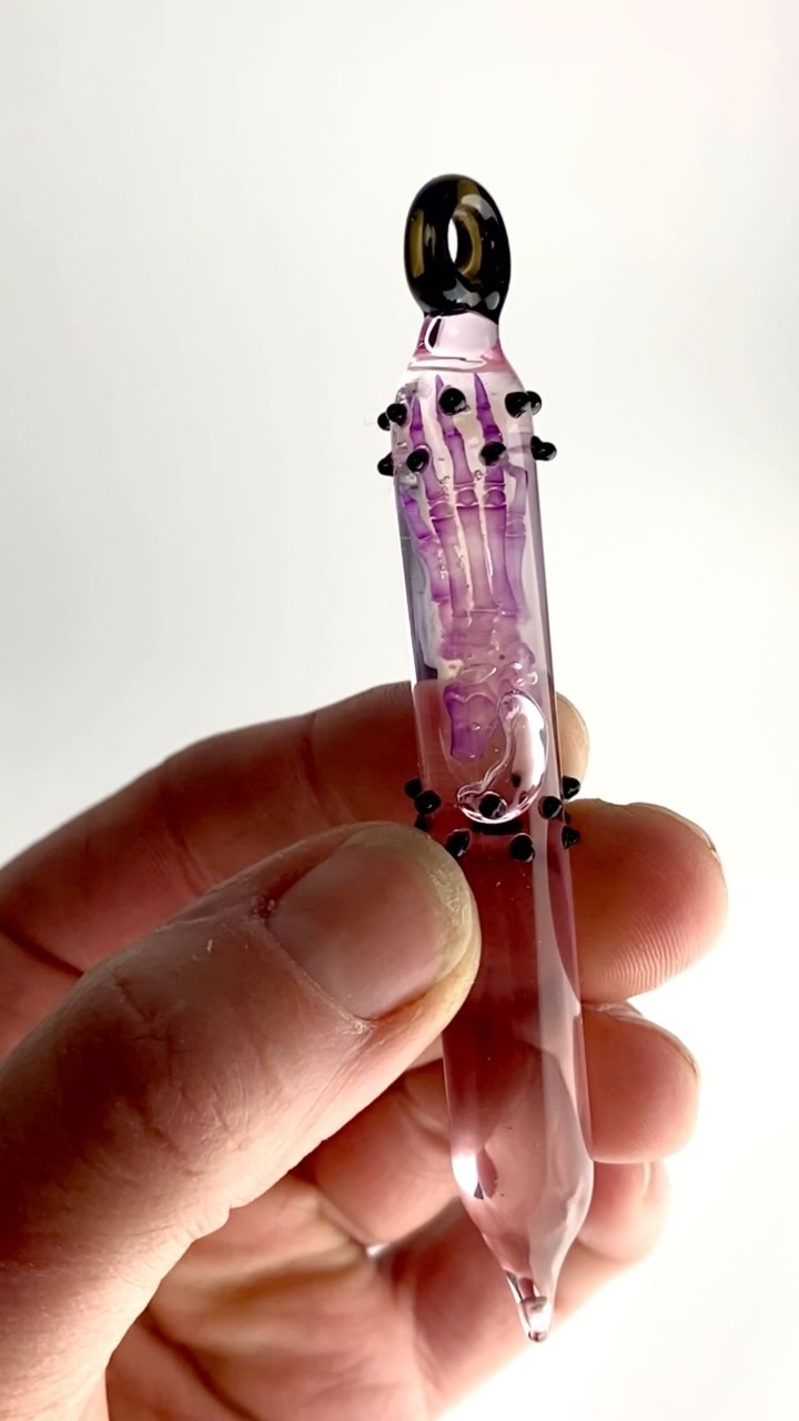 New pendants with sealed mouse feet. I love those little toes! 🥹
Diaphonization by @thatdeadguy666
Available🌟on my website drop March 13
#oddity #diaphonized #glassblowing #rat