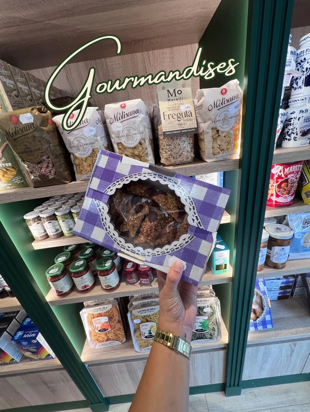 Attention les gourmands : rayon dangereux.
On vient pour un paquet de pâtes,
on repart avec des biscuits, une sauce,
et soudain… on craque pour ces petits cannoli 🫣
👉🏻À shopper directement aux Saveurs d’Italie
19 pl du Générale de Gaulle, Chinon
#chinon #sfogliatella #patisserieitalienne #cannoli #italianfood