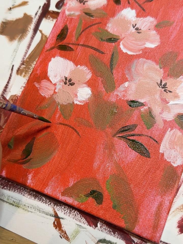 i’ve been working on my series of flower paintings this week 🌷 i’m painting on many pieces at the same time, adding more details each round, revisiting, overpainting, sometimes completely changing them when they don’t work.
it’s a process. some look like shit. some i love. sometimes the flowers come easy and sometimes i have to push through.
i like to lay them out together, to see which pieces work well together and which ones need more work. or have to be painted over again.
oh, and i started working in a sketchbook again. haven’t done that properly since uni. they always felt restrictive to me but i’m enjoying my new one so far :) just getting my ideas to paper.
#paintingprocess #floralpainting #contemporarypainting #viennaartist #studioview