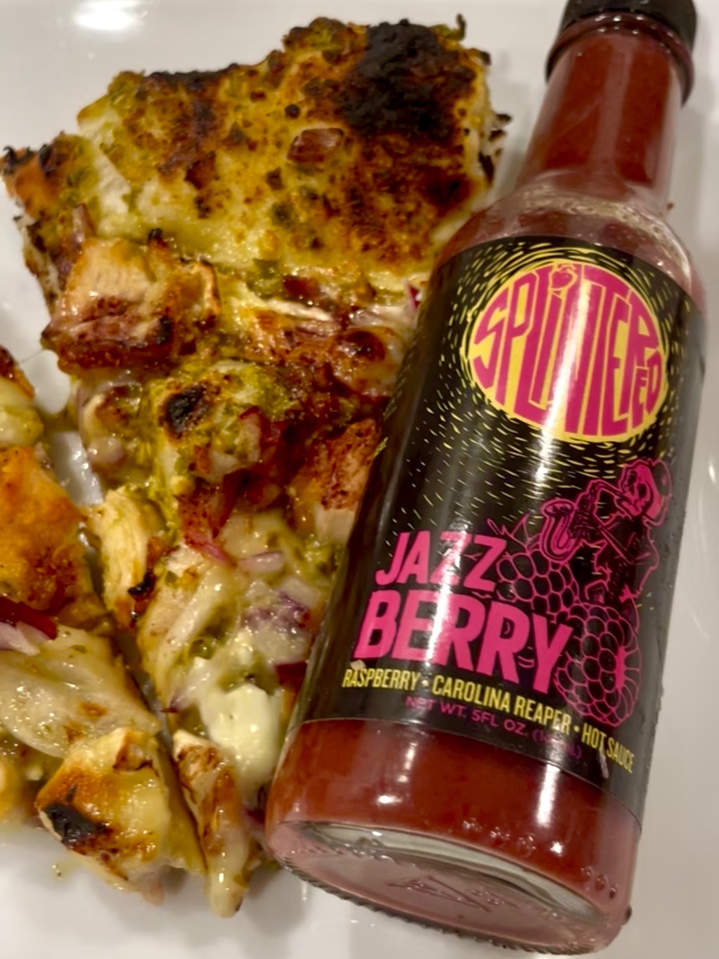 Straight outta the @oonihq!
Pesto Sauce
Chicken
Bacon
Onion
Brie
JazzBerry
#pizza #ooni #oonipizzaoven #raspberry #hotsauce